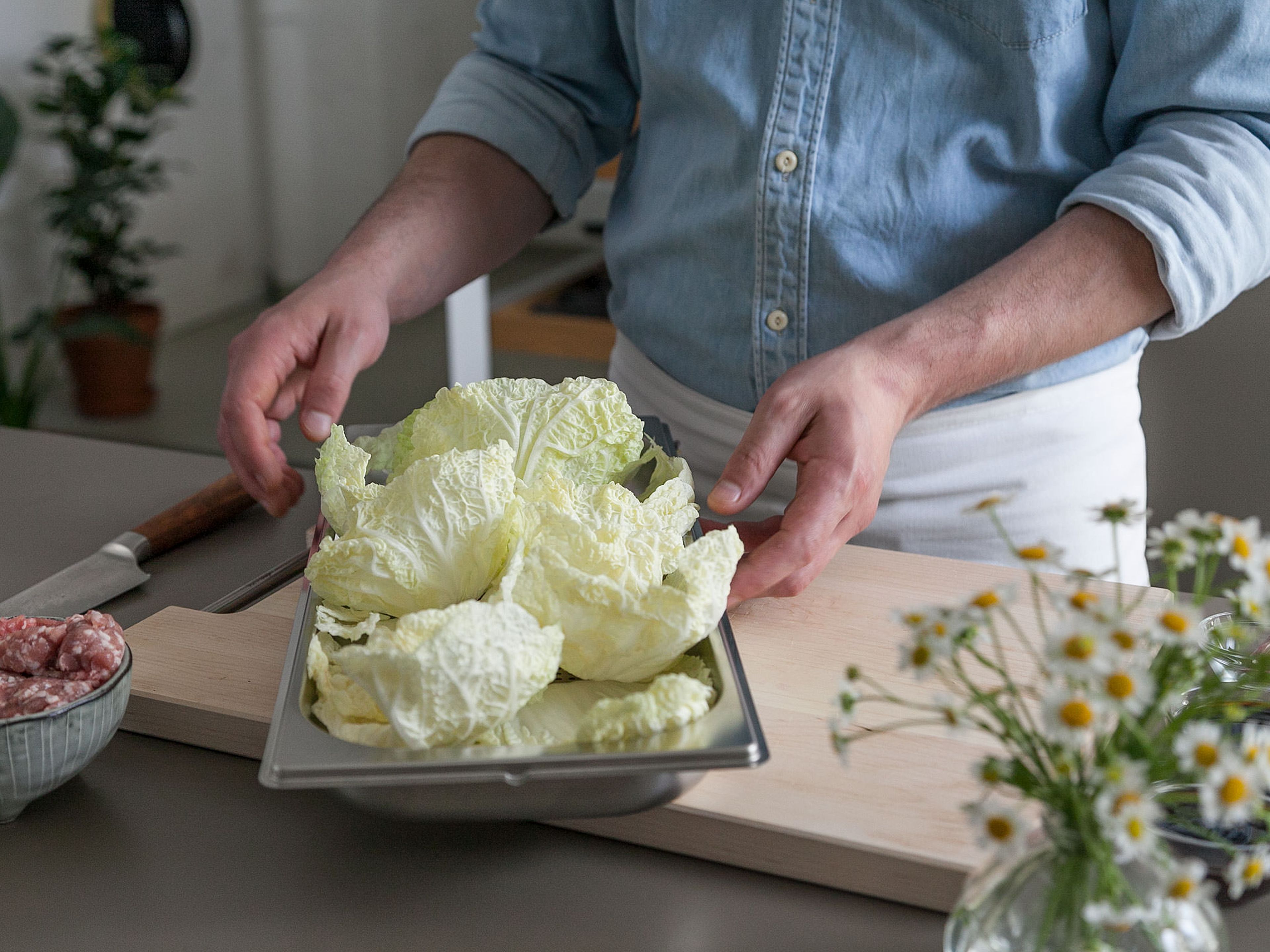 Blanche whole Chinese cabbage leaves in steam oven for approx. 1 min. Transfer to an ice bath-filled bowl directly afterwards.