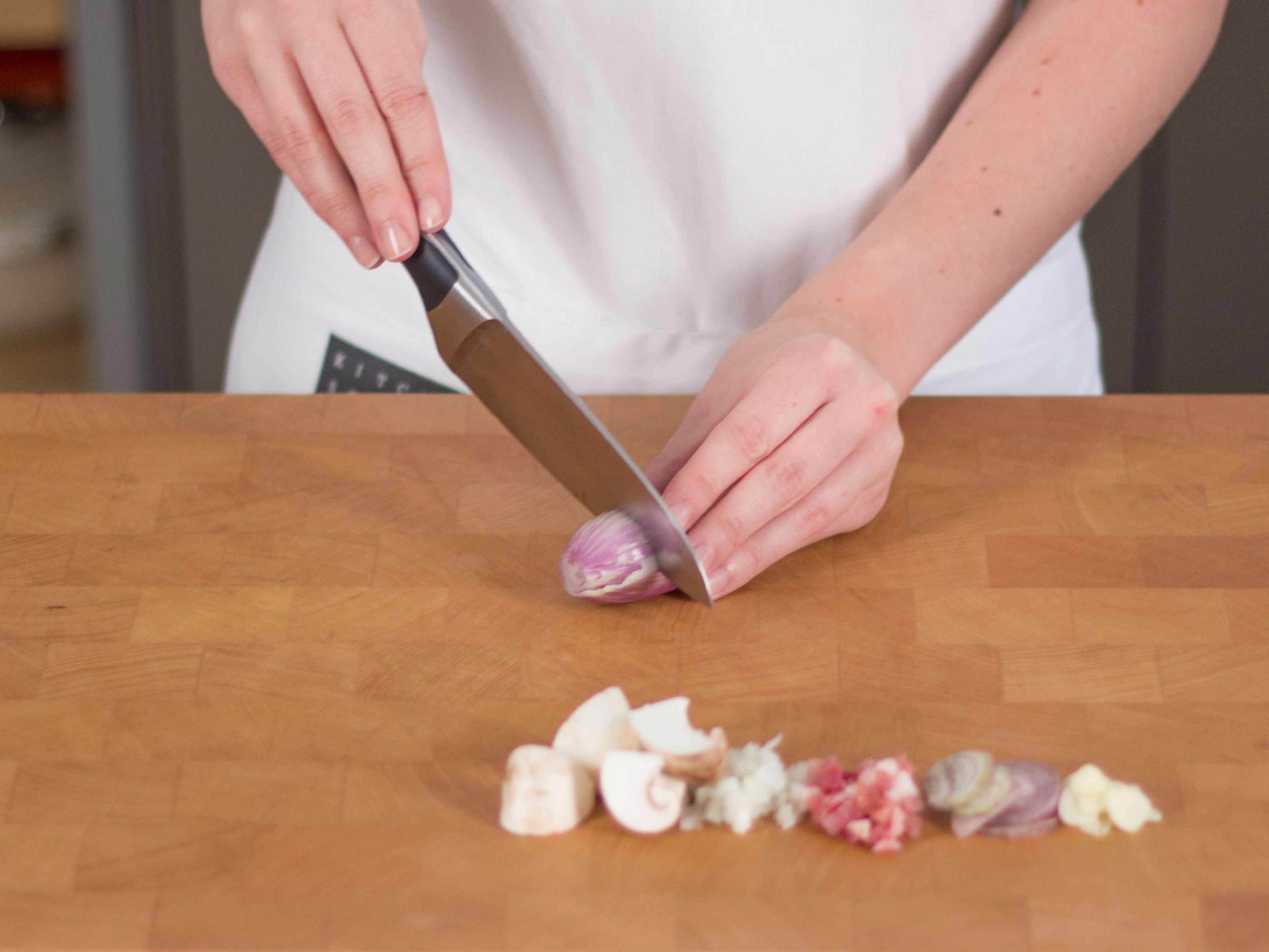 Thinly slice shallots, dust them in flour, and deep fry approx. 5 min. in batches in oil until crispy. Drain on paper towel and season with salt. Trim the green beans. Quarter mushrooms, finely dice onions and garlic, and cut bacon into cubes. Pluck and finely chop the rosemary and summer savory leaves.