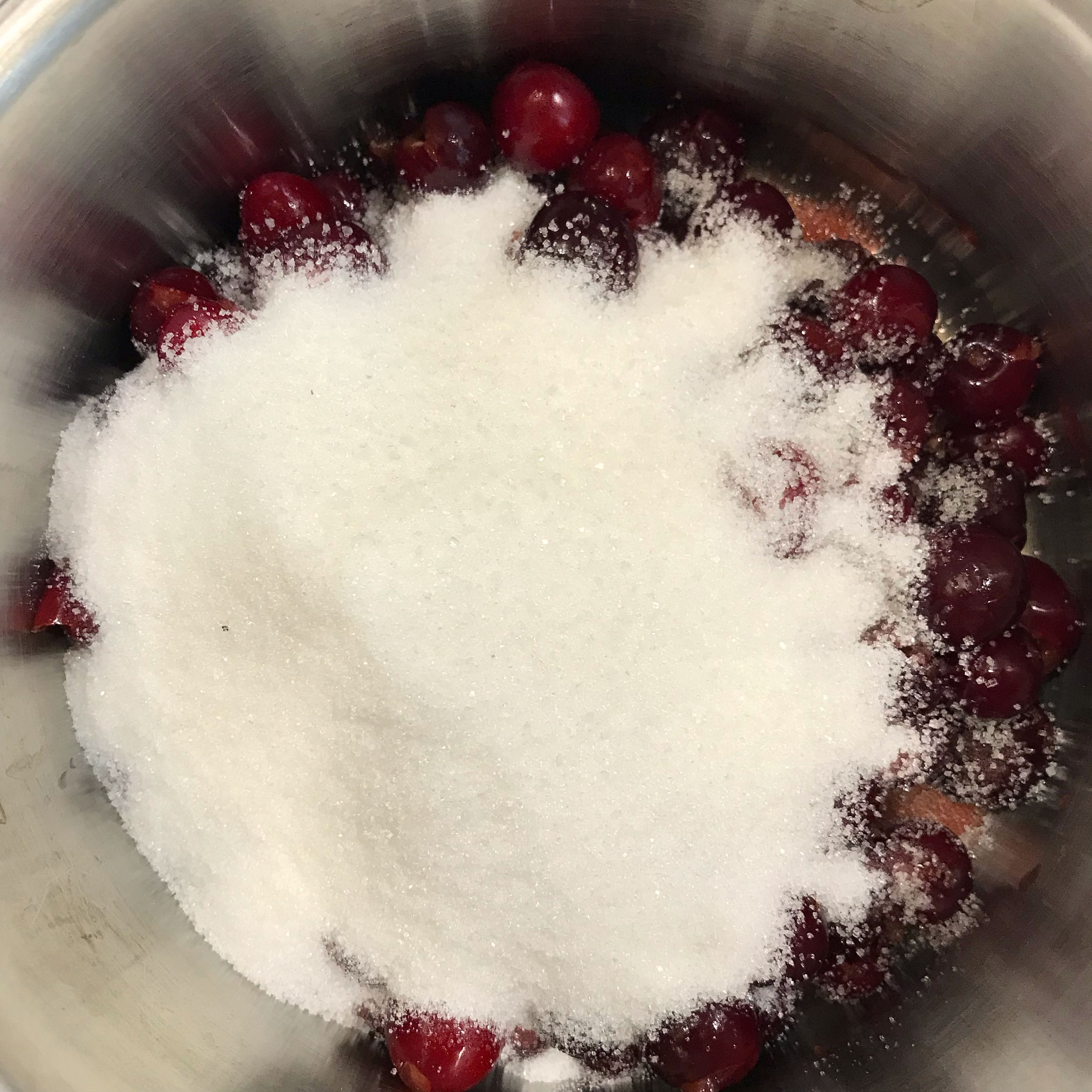 First, pour the seedless cherries with the sugar in a saucepan and cook over medium heat for half an hour.
