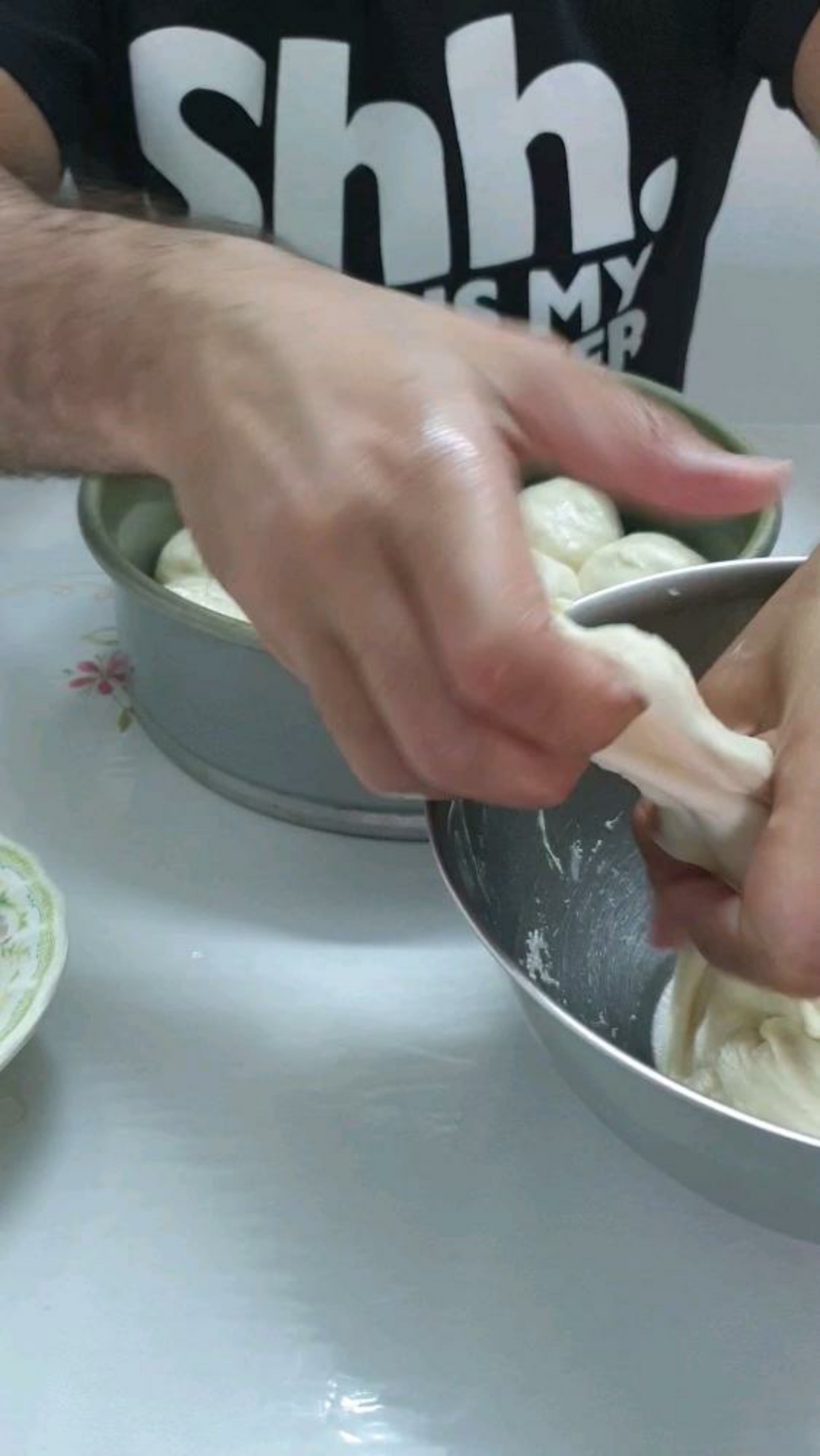 start making small balls of the dough and stuff it with cheese