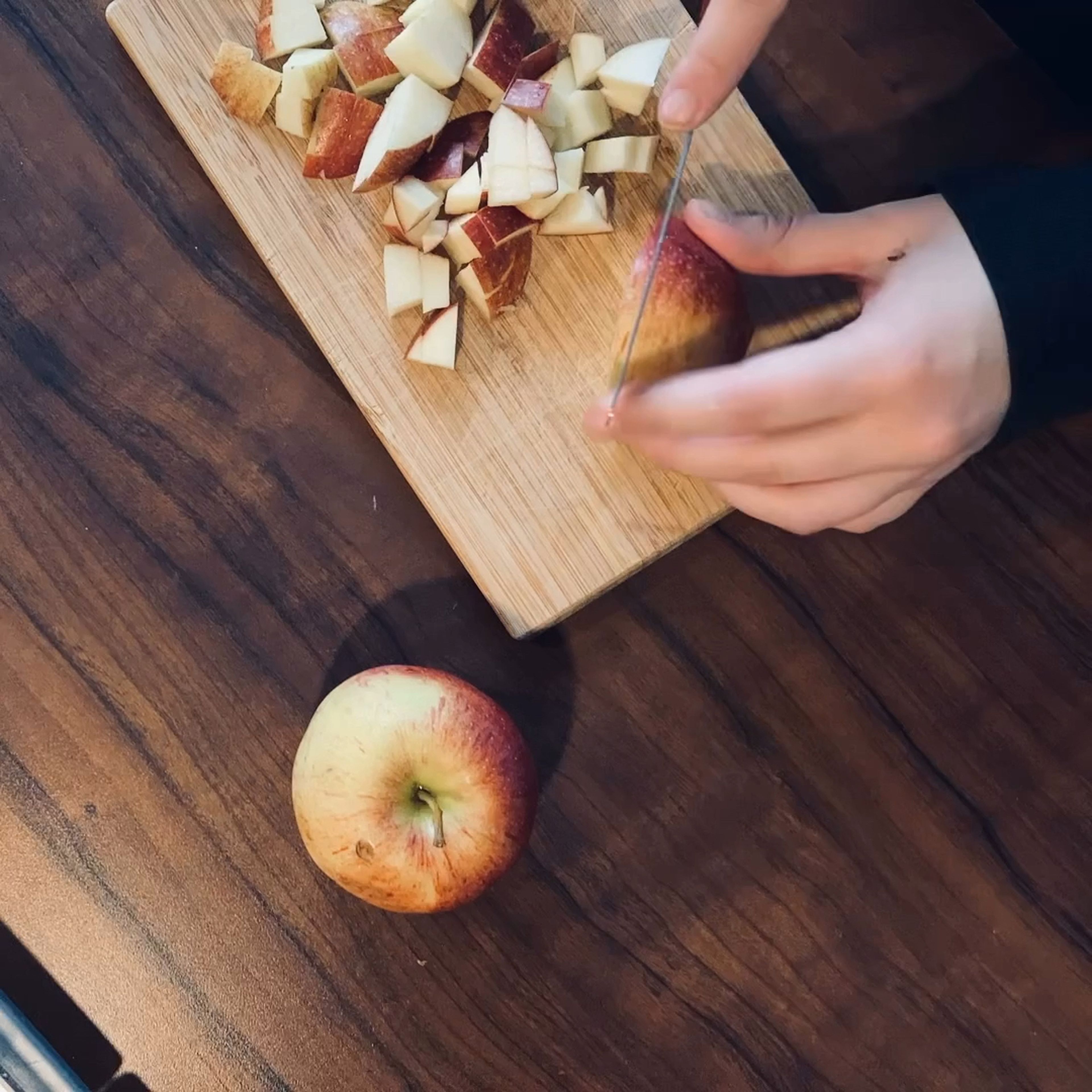 Ein Apfel in Würfel schneiden. Apfelstückchen mit Honig und Zimt anbraten. Karamellisierte Apfelstückchen in eine Schüssel geben.