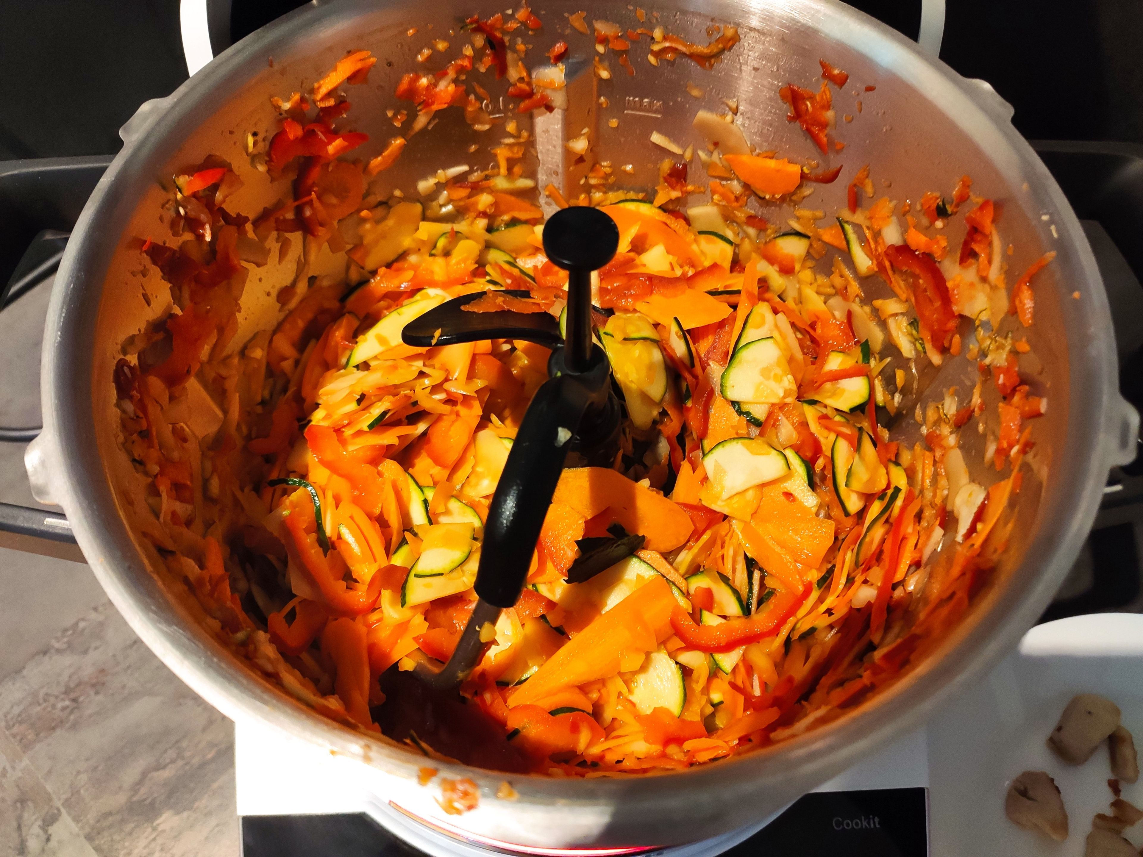 Cookit 3D-Rührer einsetzen, 4 El Öl hinzugeben und das Gemüse 8 Min. andünsten (3D-Rührer | Stufe 2 | 100°C | 8 Min.).