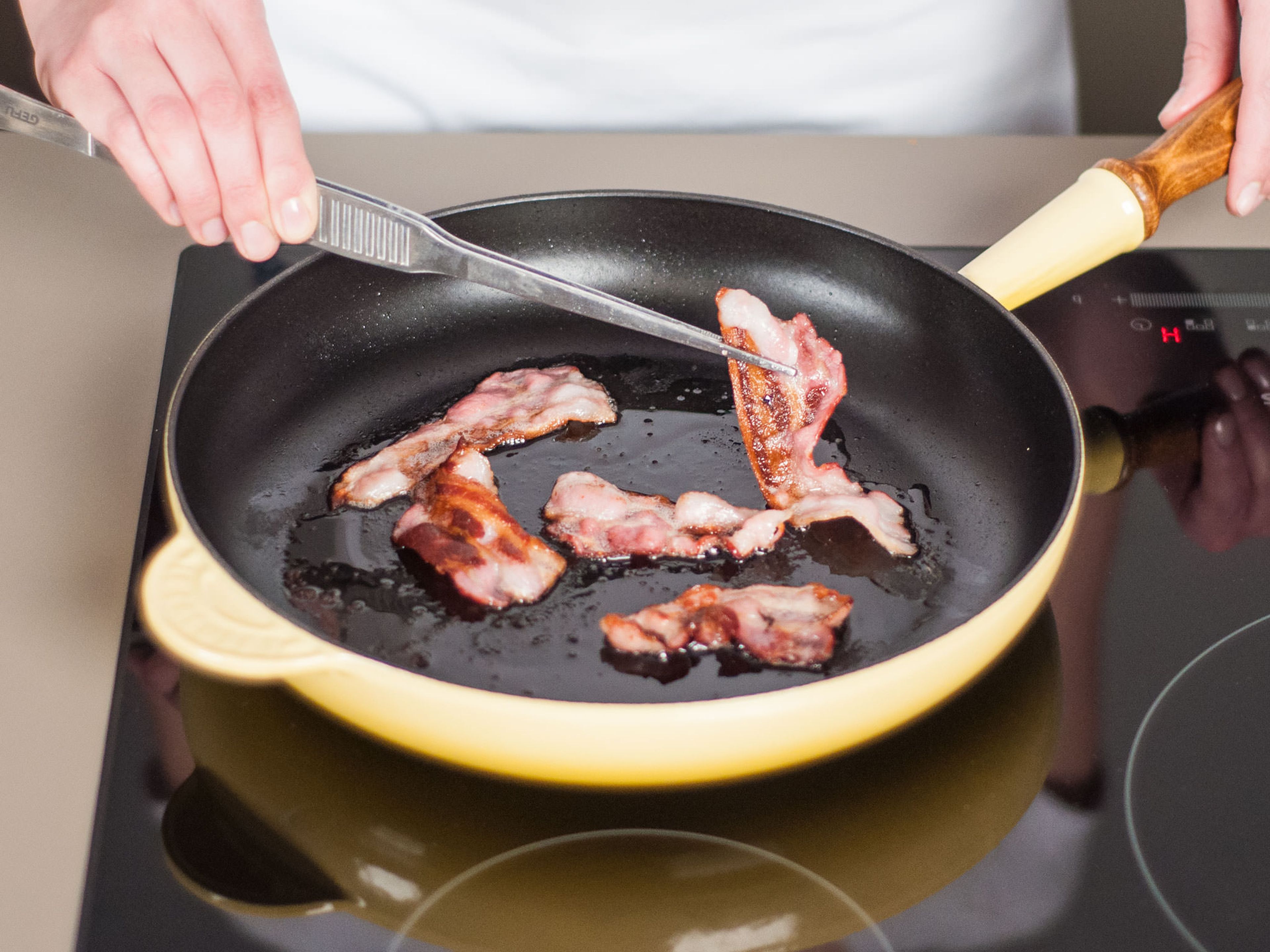 In a frying pan, sauté bacon over medium-low heat for approx. 5 - 8 min. until crisp and golden. Set aside.