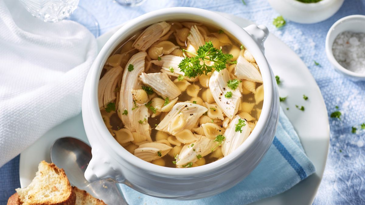 Klassische Hühnersuppe mit Nudeln | Rezept | Kitchen Stories
