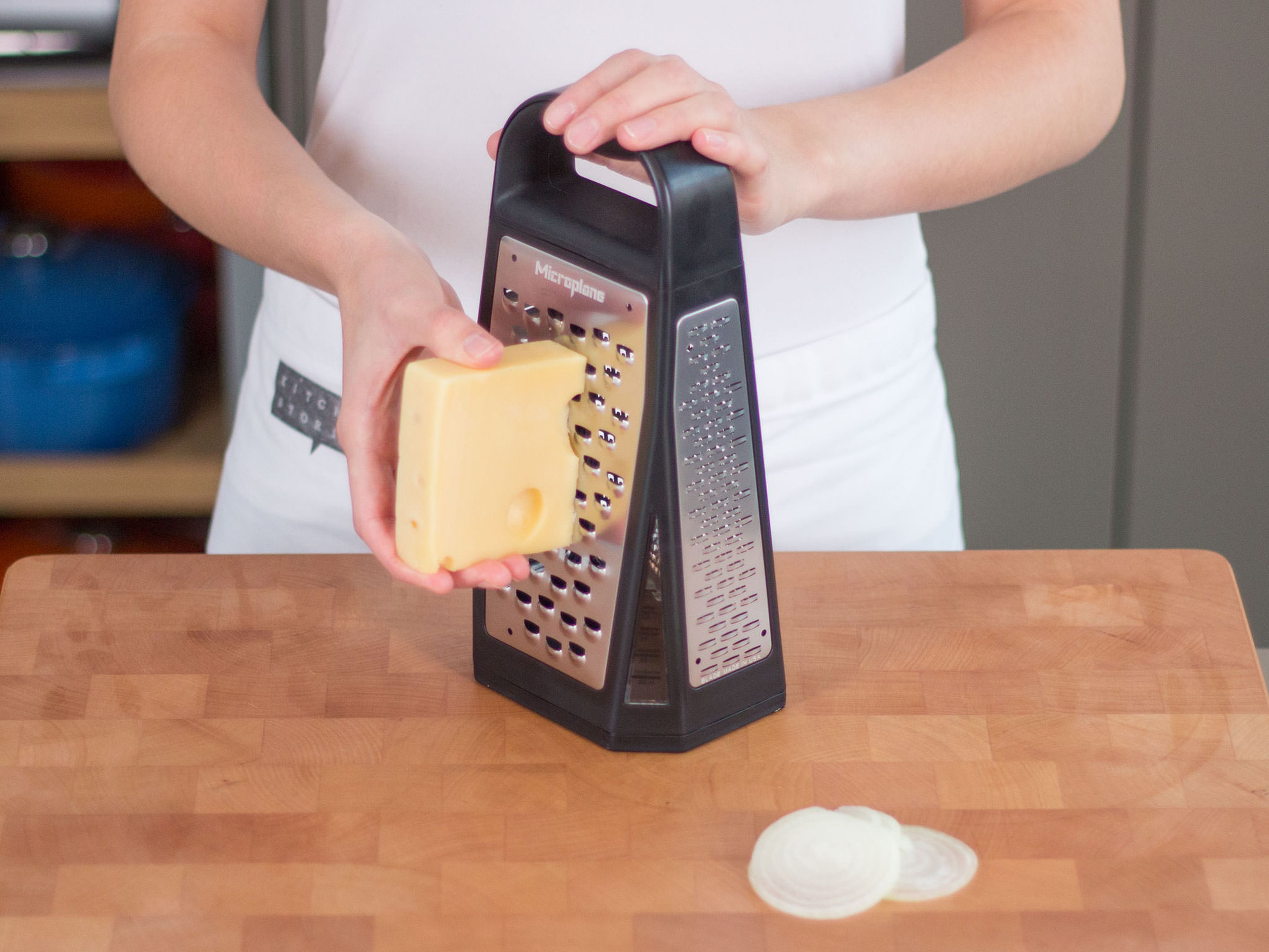 Cut onions into thin rings. Roughly chop parsley. Shred cheese with a box grater, using the side with largest holes.