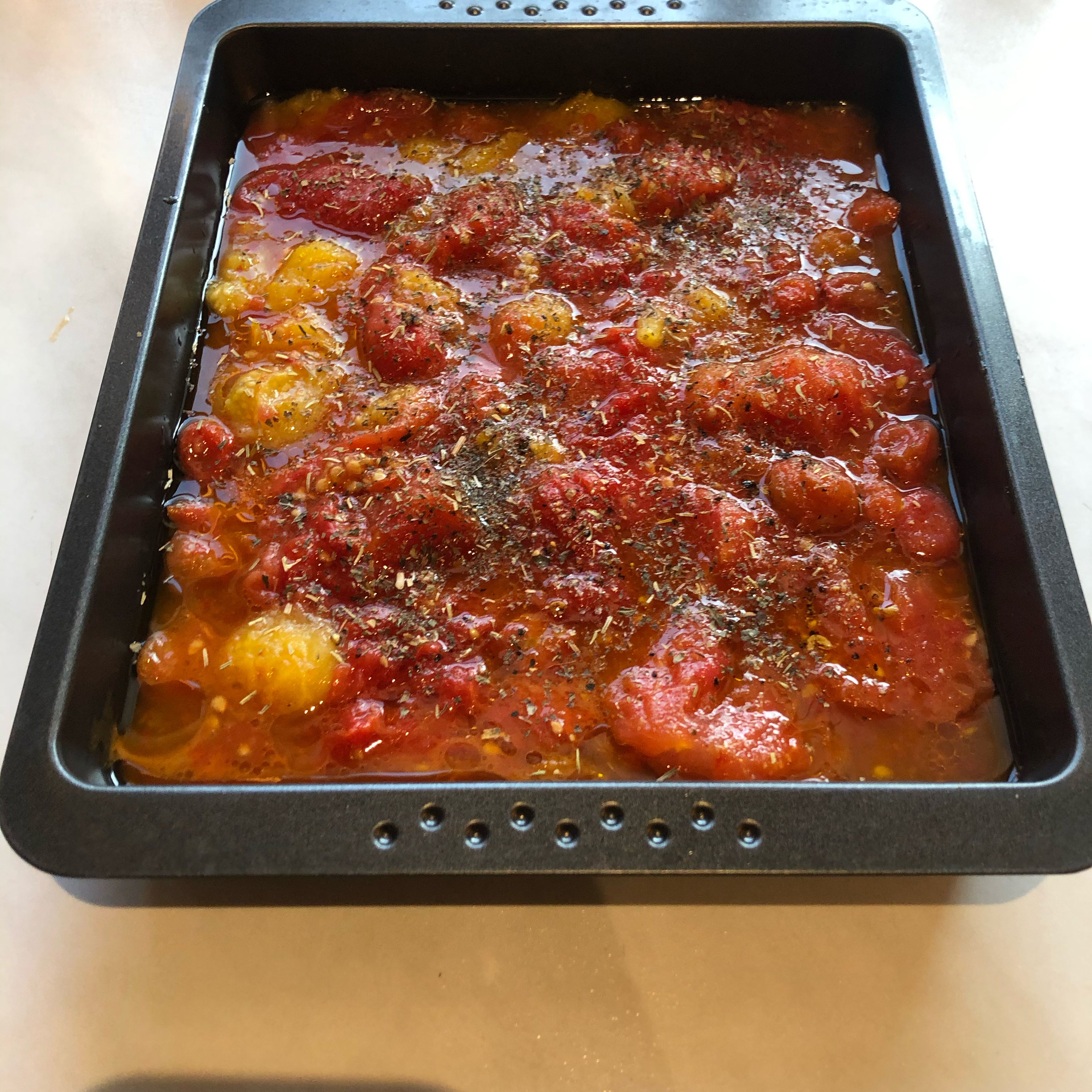 Tomaten mit Olivenöl und den Kräutern vermischen und im anschluss bei 200 Grad nochmal 30 min in den Ofen geben.