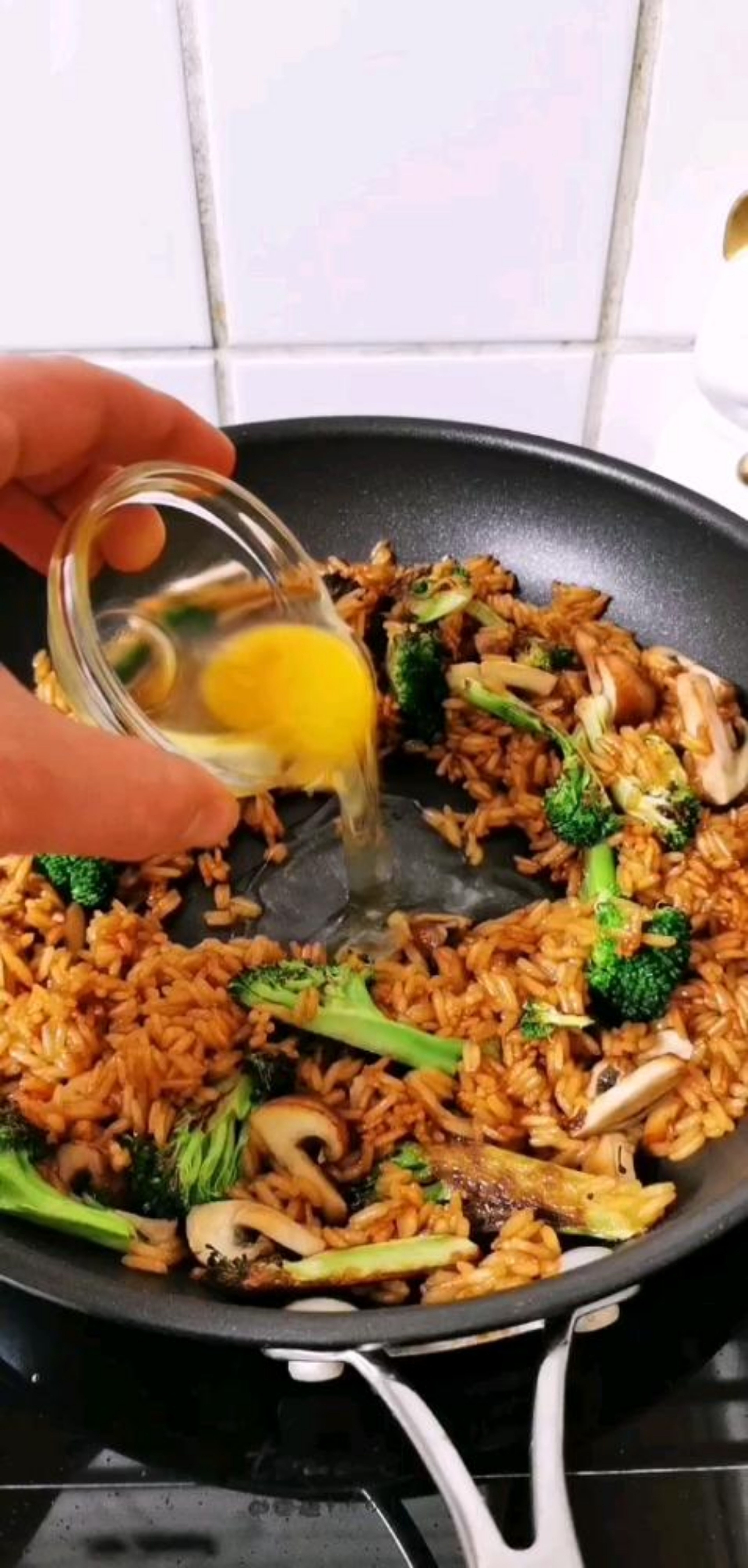 Als nächstes eine Mulde in der Mitte der Pfanne bilden und das Ei bei hoher Temperatur dazugeben 🍳 . Dann sofort Sprossen einrühren.