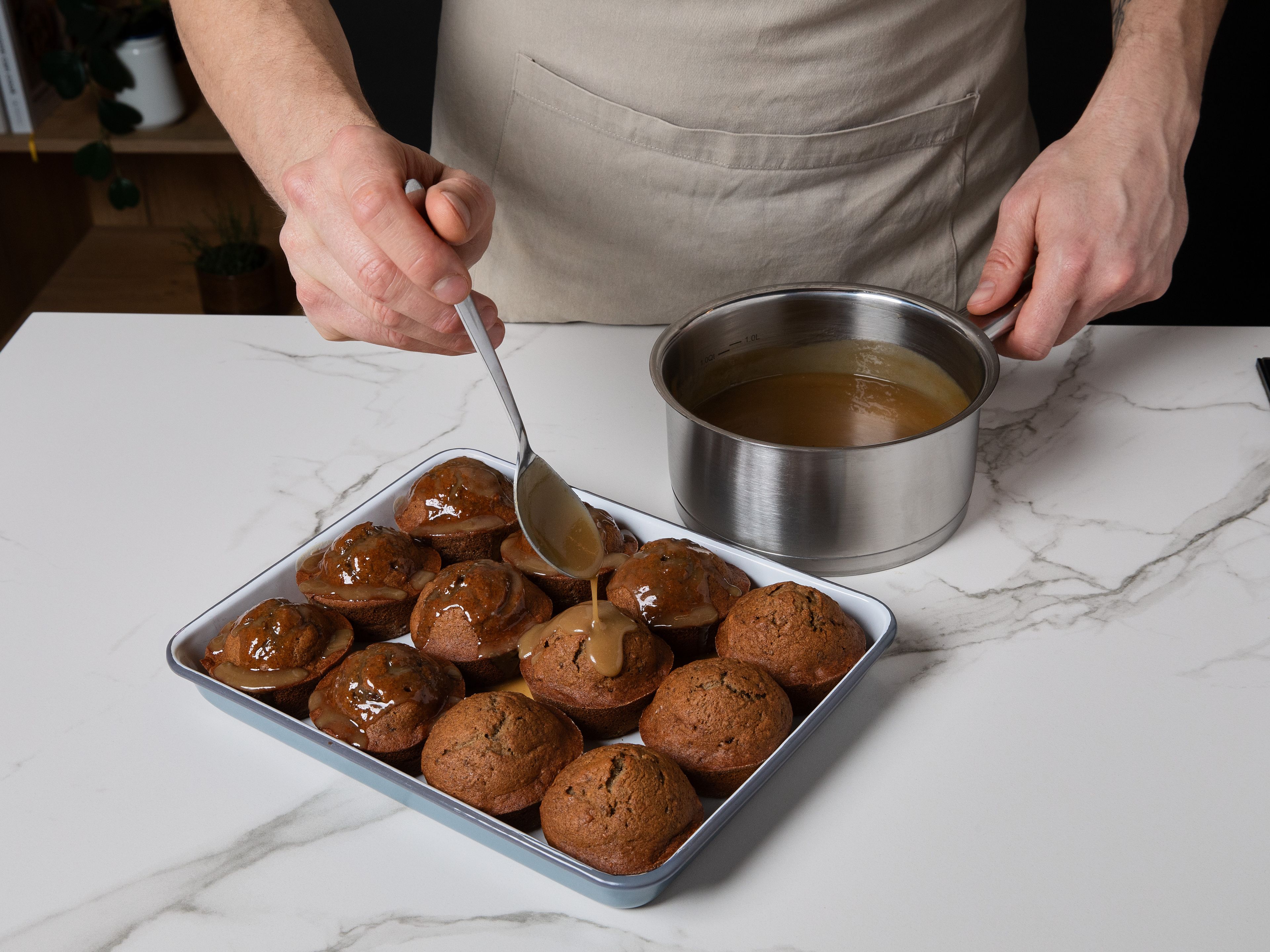 Den Teig in die Förmchen füllen, dabei nur ca. 2/3 befüllen. Ca. 25–30 Min. backen, bis ein eingestochener Holzspieß sauber herauskommt. Noch heiß mit einem Holzstäbchen ca. 10 Löcher pro Pudding einstechen und je 1 EL Toffee-Soße darübergeben. Ca. 10 Min. ziehen lassen, dann auf Teller stürzen und noch warm mit zusätzlicher Toffee-Soße und Eiscreme servieren.