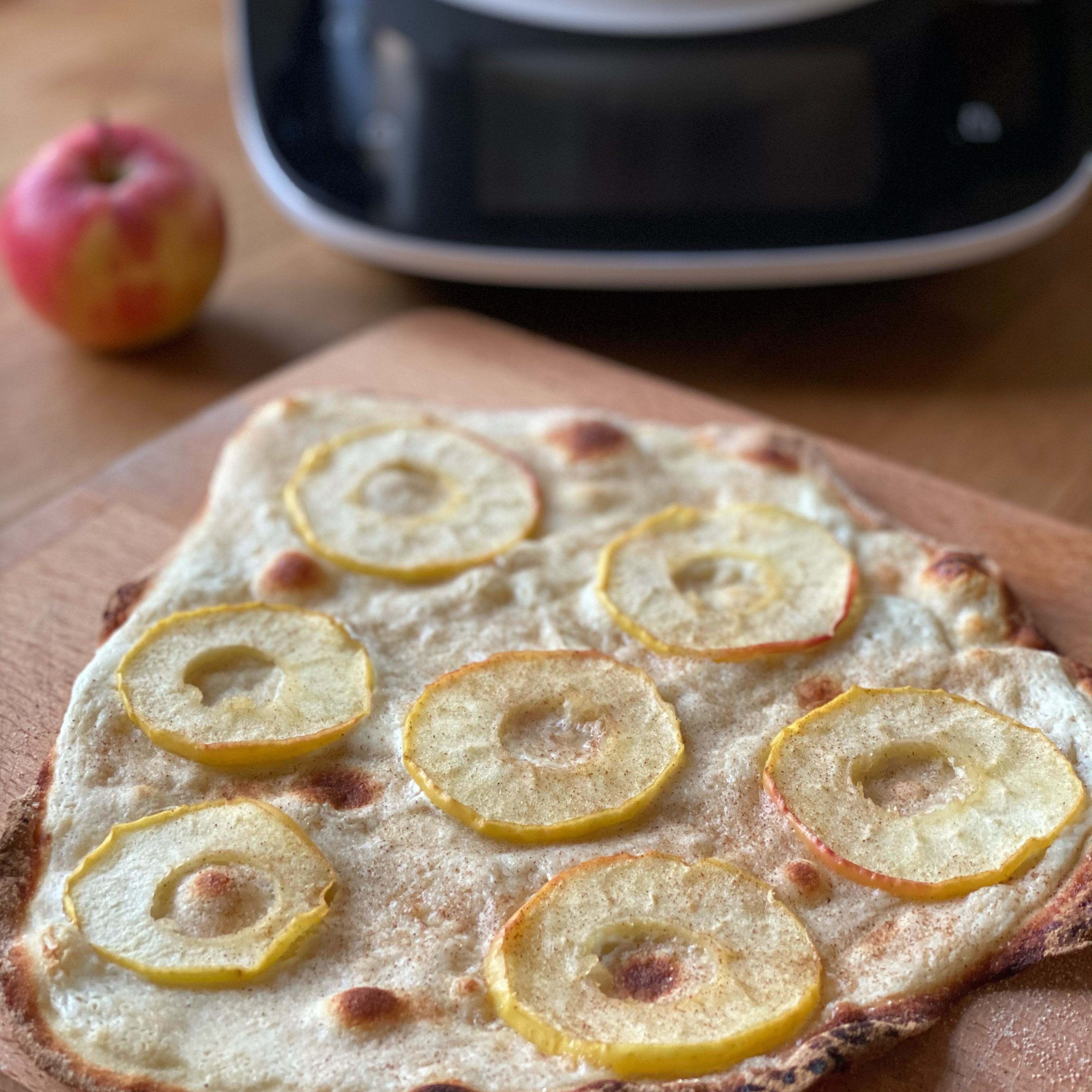 Süßer Apfel-Zimt Flammkuchen mit dem Cookit | Rezept | Kitchen Stories
