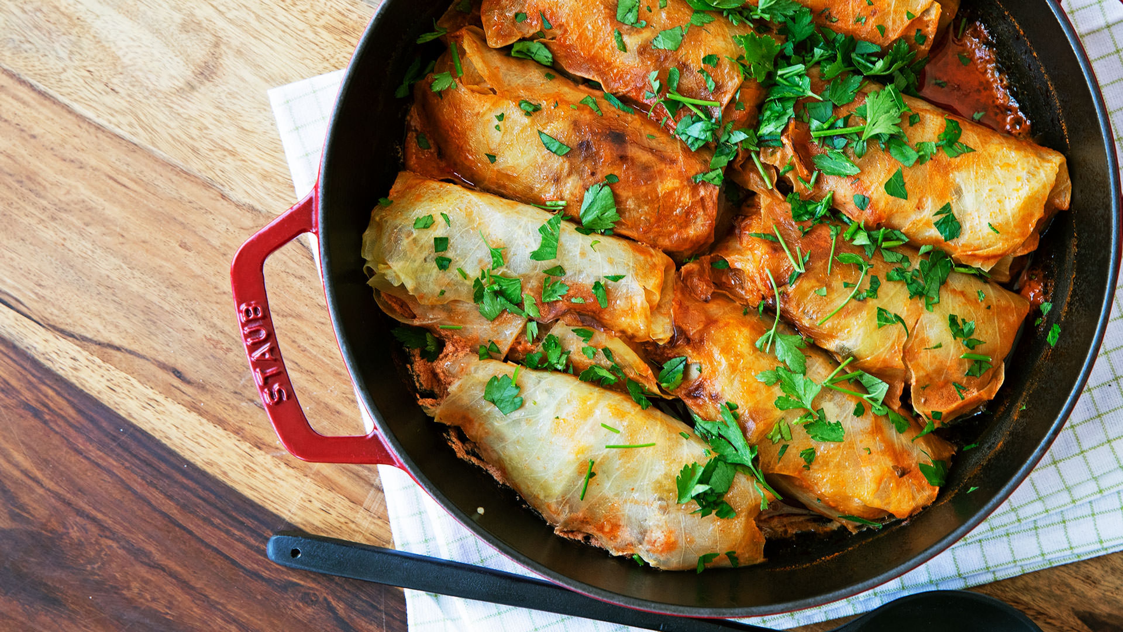 Kohlrouladen mit Hackfleisch und Reis in Tomaten-Sahne-Soße