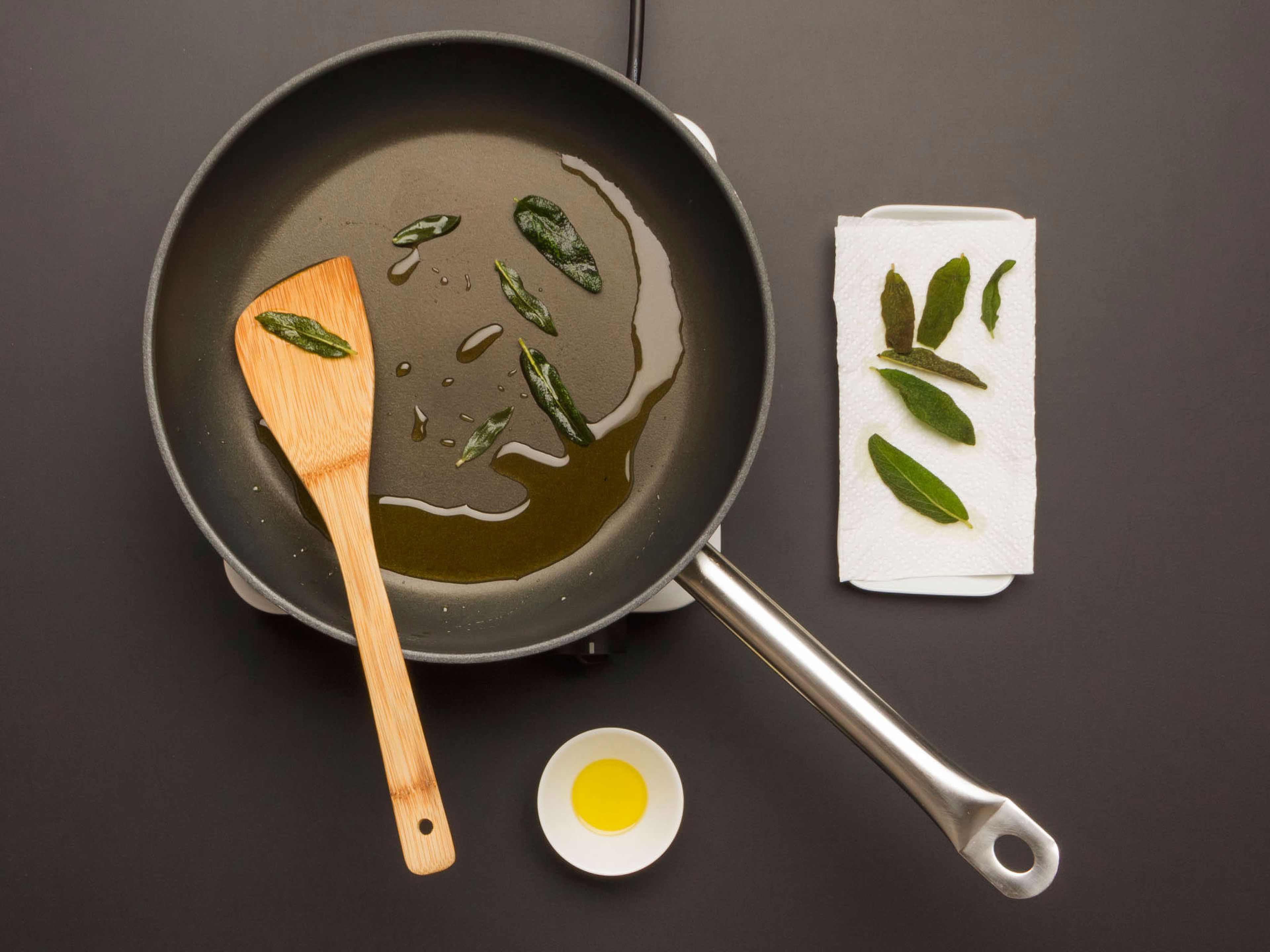 Olivenöl in einer großen Pfanne erhitzen. Salbeiblätter darin ca. 1 Min. frittieren, bis sie knusprig sind. Aufpassen, dass die Blätter nicht anbrennen! Zum Abtropfen auf einen mit Küchenpapier ausgelegten Teller geben. Öl in der Pfanne lassen.