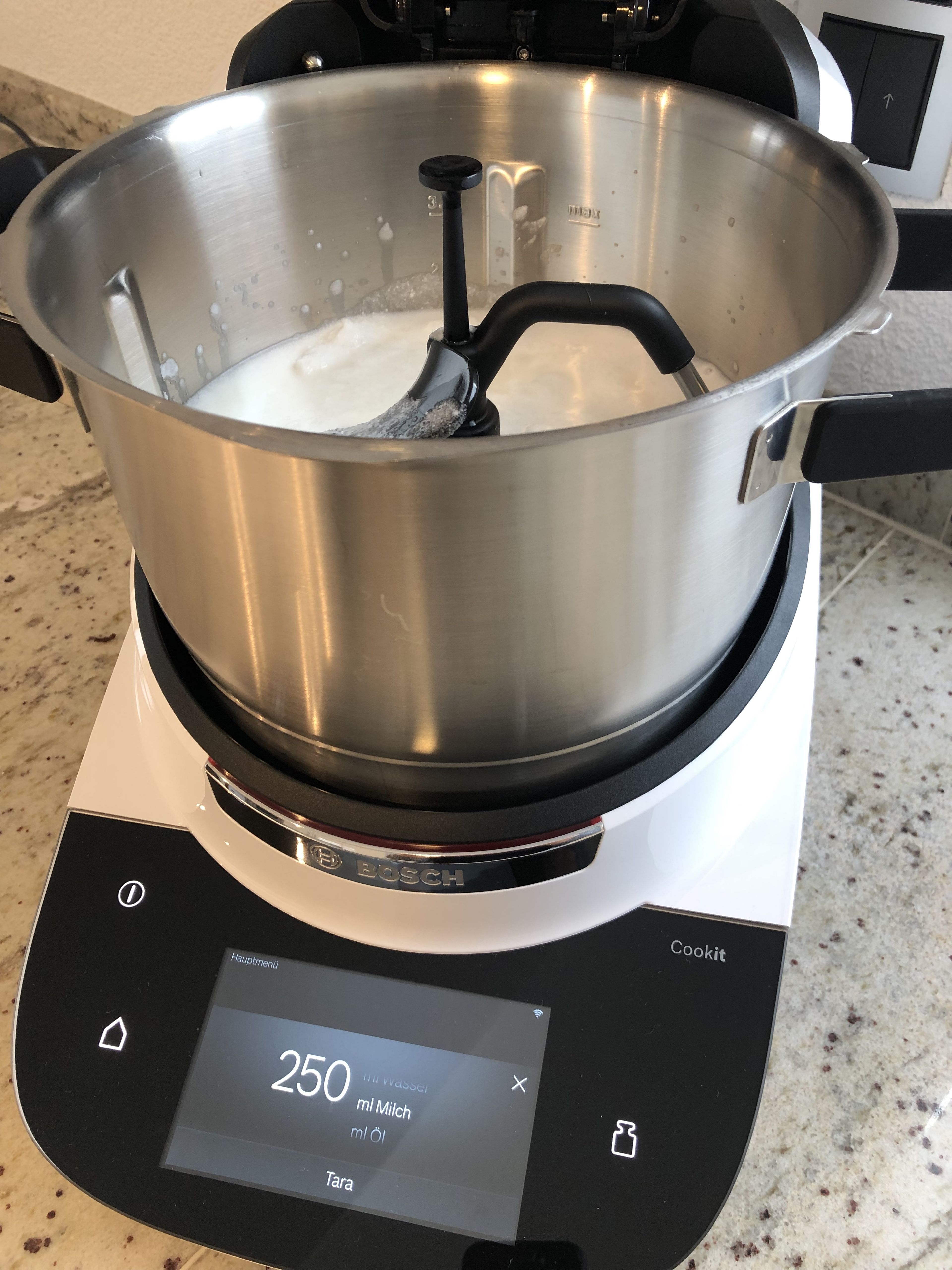 Kokosmilch und Salz dazu geben. Milch einwiegen. Auf Stufe 5 bei 94°C für 25 Min. einkochen lassen (3D-Rührer | Stufe 5 | 94°C | 25 Min.).