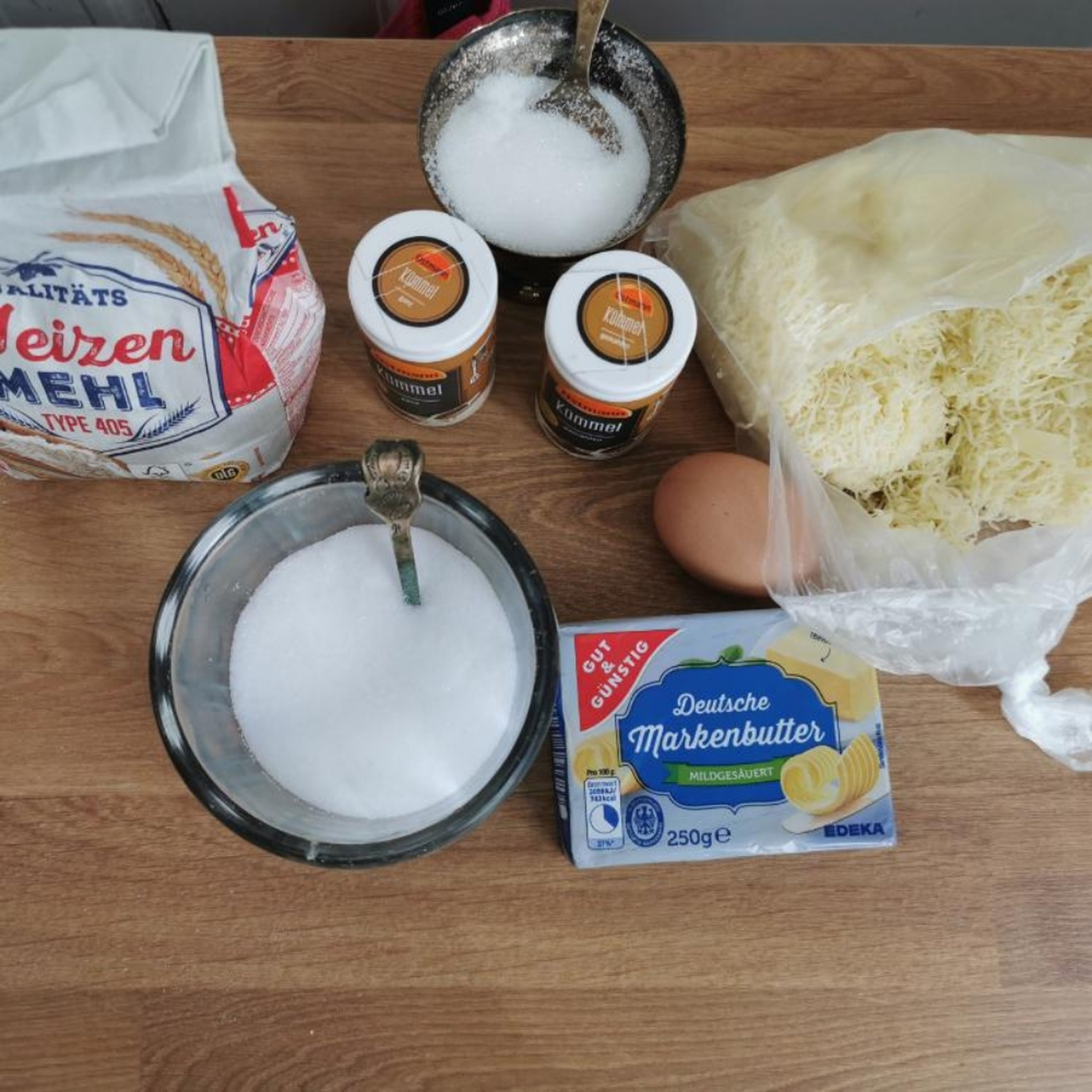 Die Butter auf Zimmertemperatur bringen, damit sie weich ist.