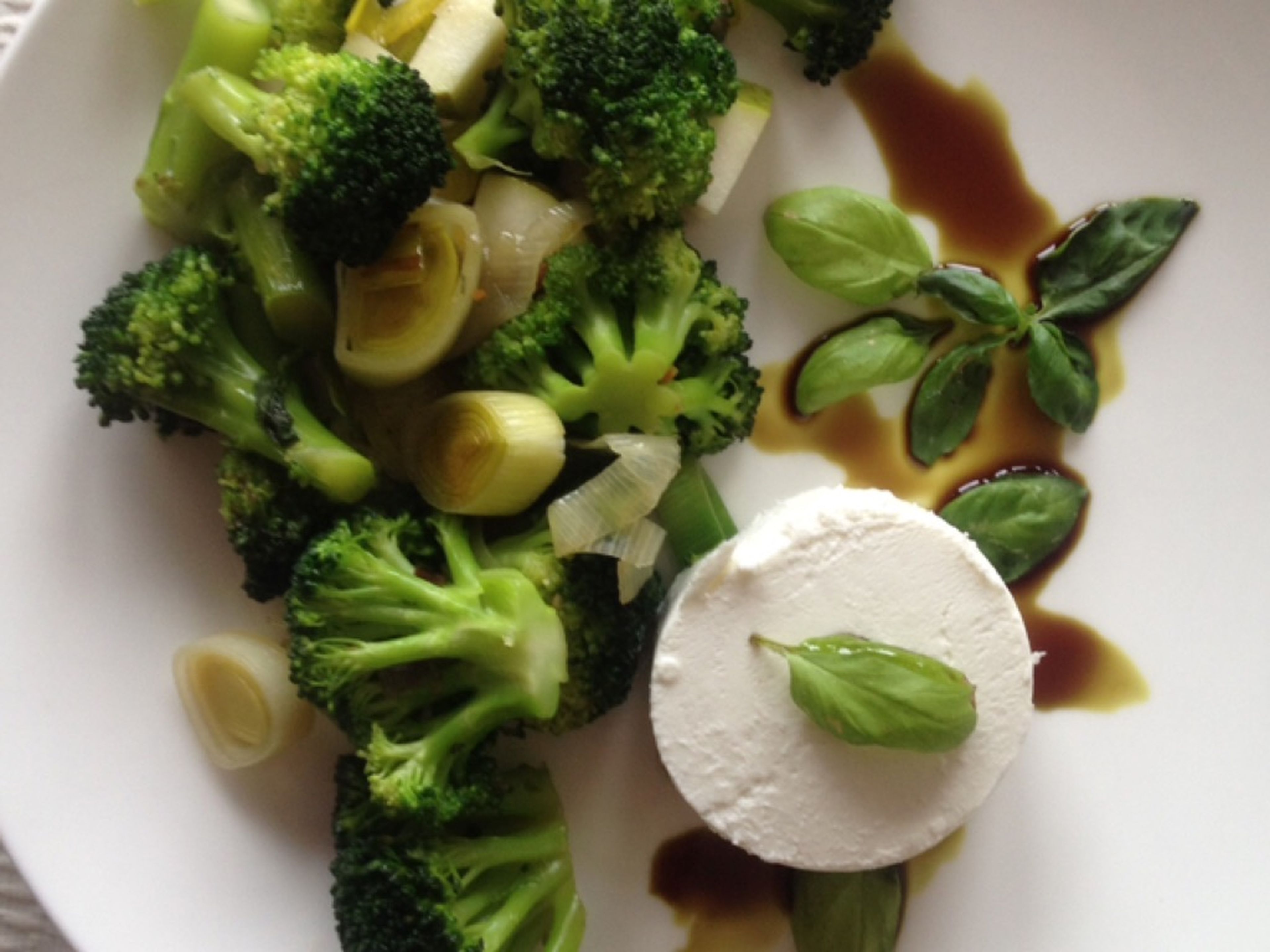 Serve vegetables with goat cheese (cut into discs) and walnuts. Garnish with pumpkin seed oil (this is optional).