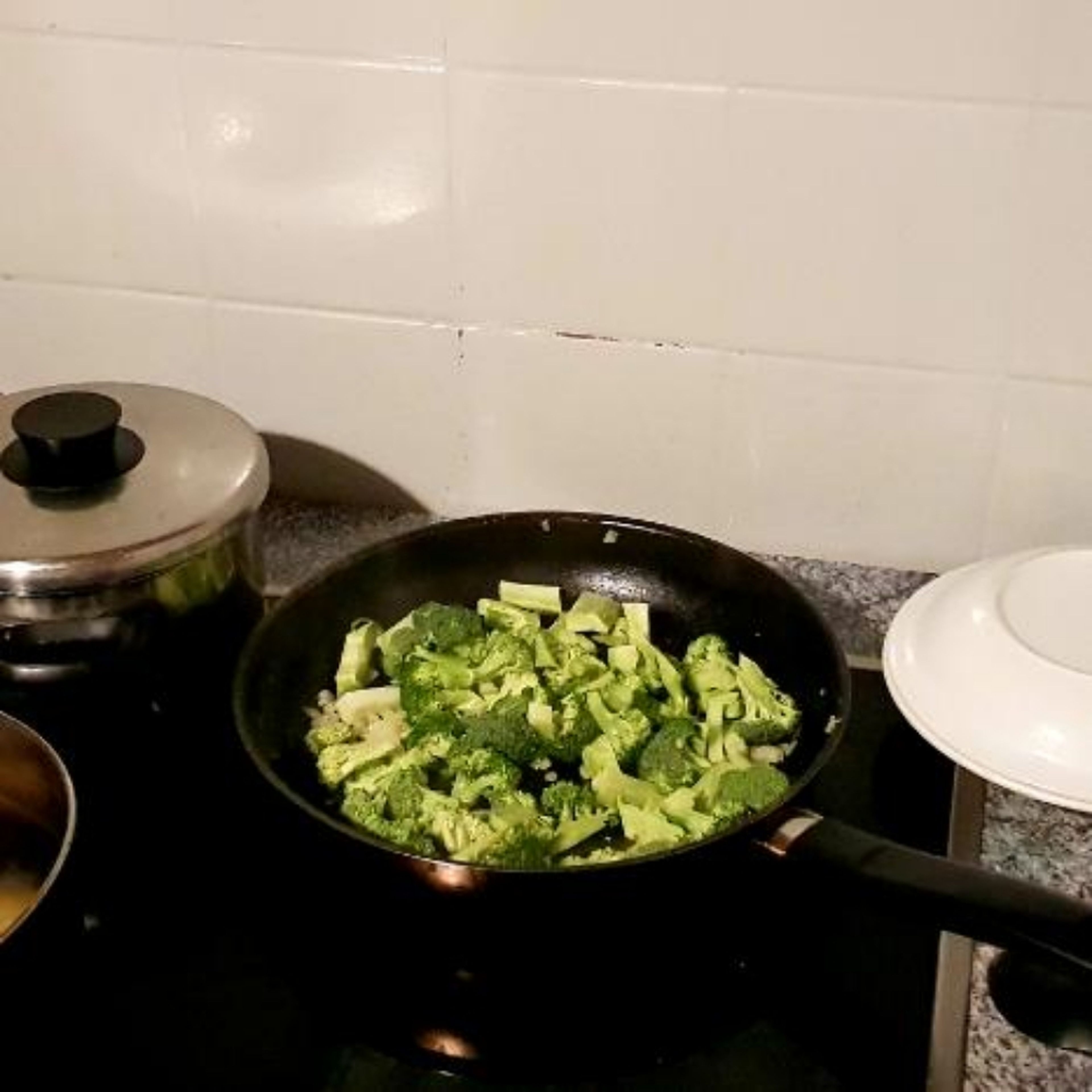 Den Brokkoli in Röschen teilen, das holzige vom Stiel abschneiden und den Rest in Stifte schneiden. Die Zwiebel schälen und zusammen mit dem Tofu in kleine Würfel schneiden.