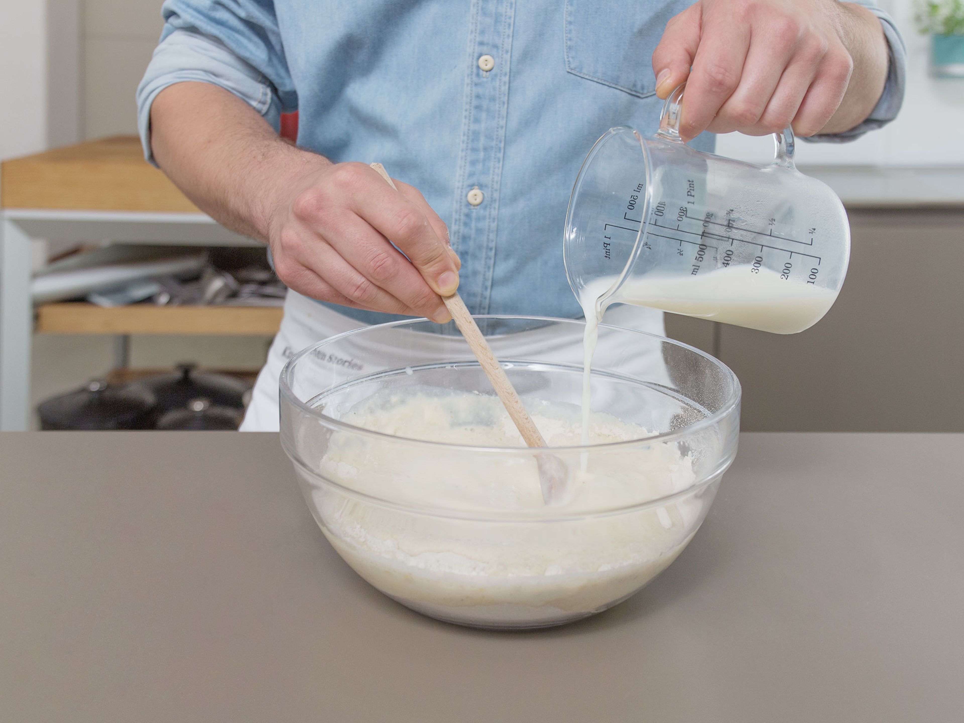 Buchweizenmehl, Buttermilch, Milch und Ei in einer großen Schüssel vermengen. Mit dem restlichen Zucker, Salz und Pfeffer würzen. Ca. 10 Min. ruhen lassen.