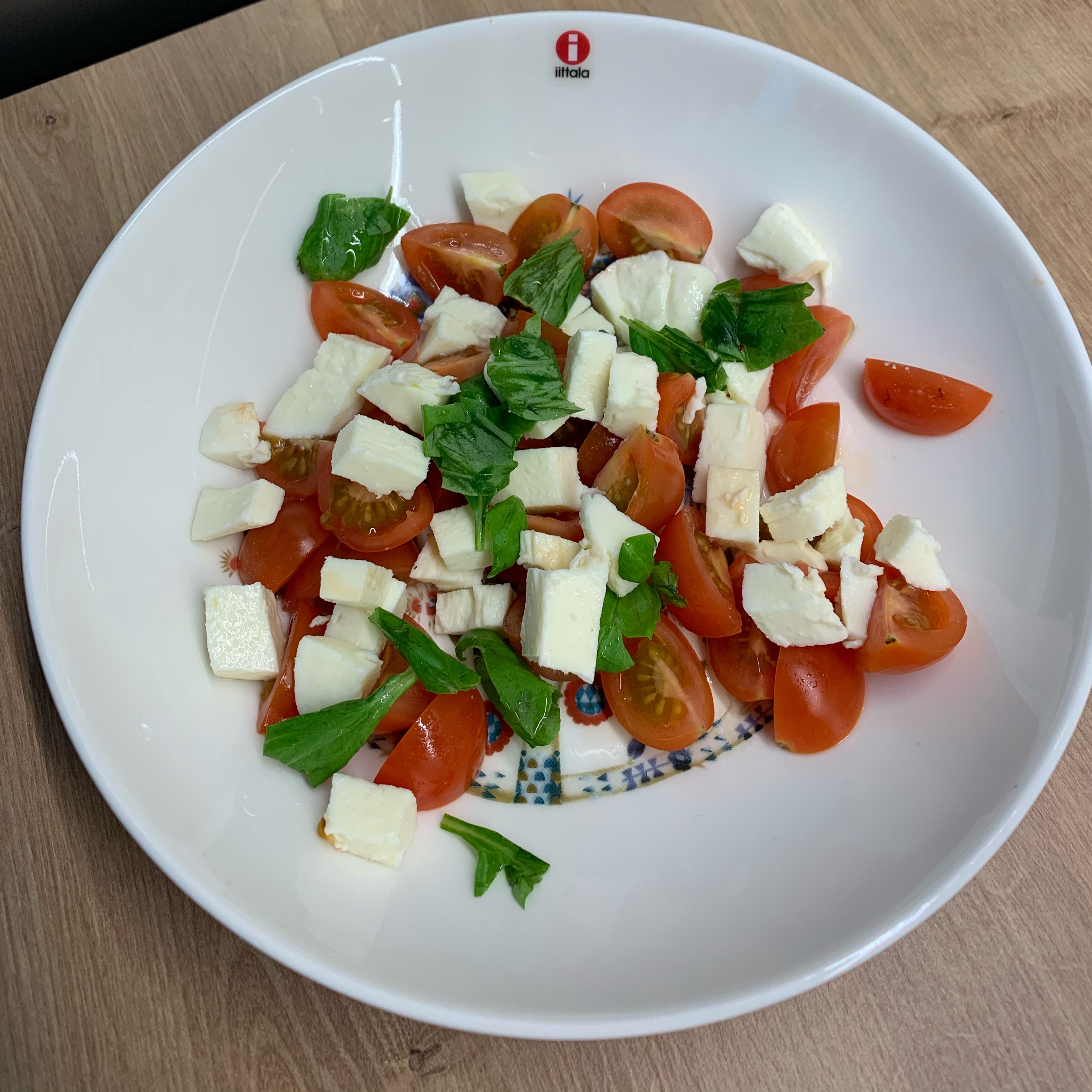 Tomaten, Mozzarella und Basilikum klein schneiden. 