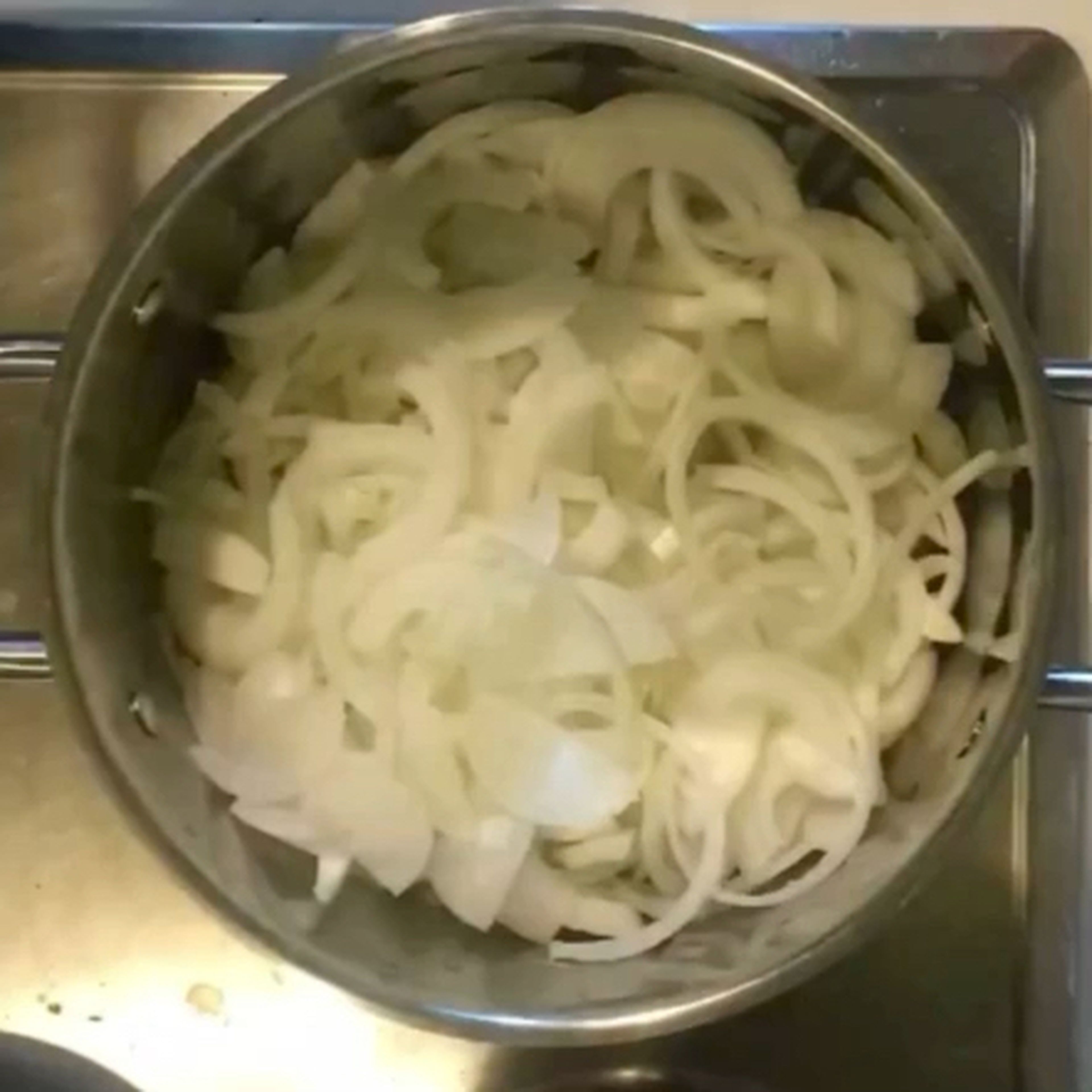 On a medium heat, put the butter, then add the onions and season it with salt and black pepper, cook the onions to gat it light brown, add the white wine and whiskey. If you don’t want to add alcohol you can use apple cider instead wine, and skip the whiskey.