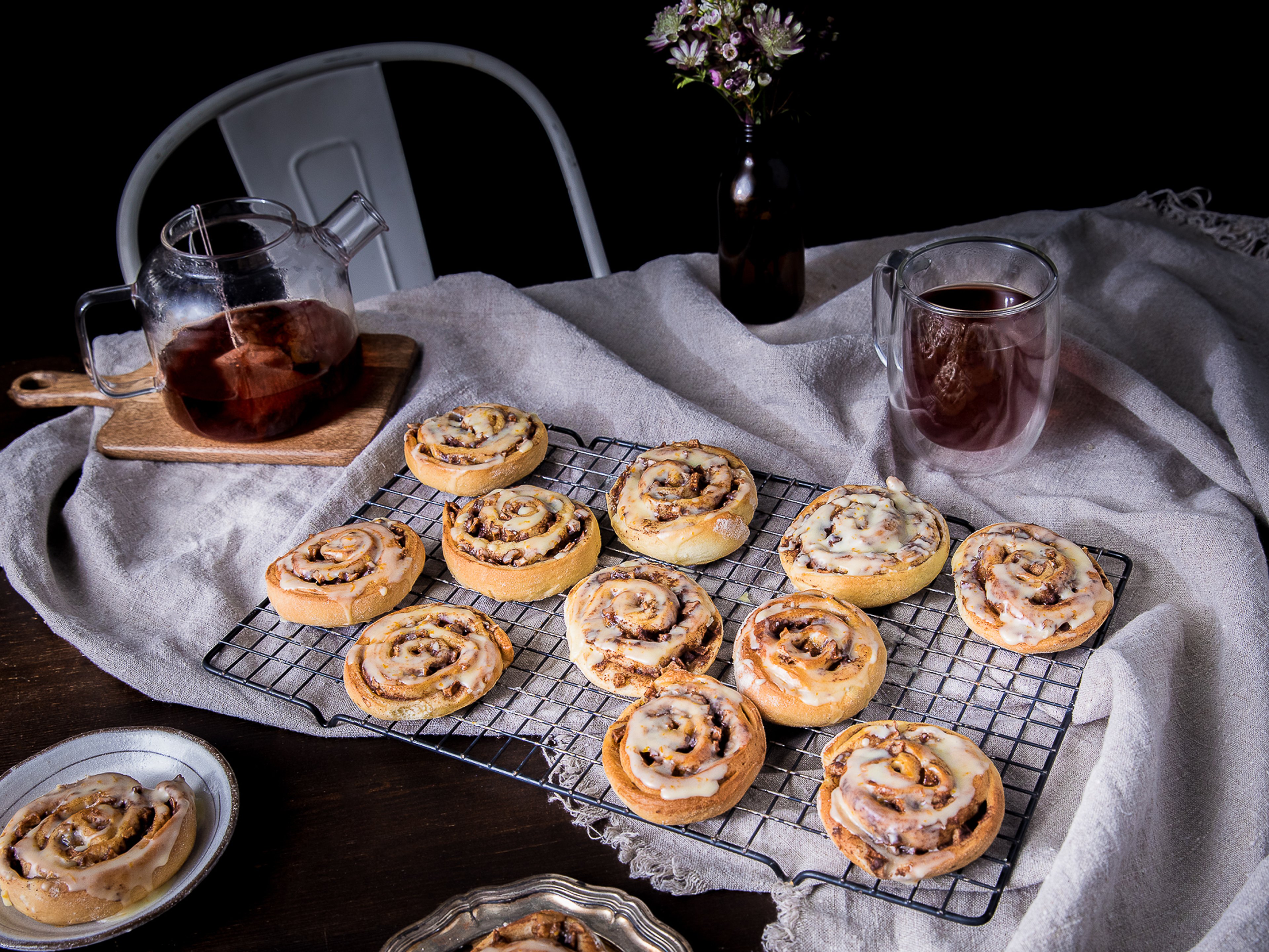 Apfel-Zimtschnecken mit Orangenglasur