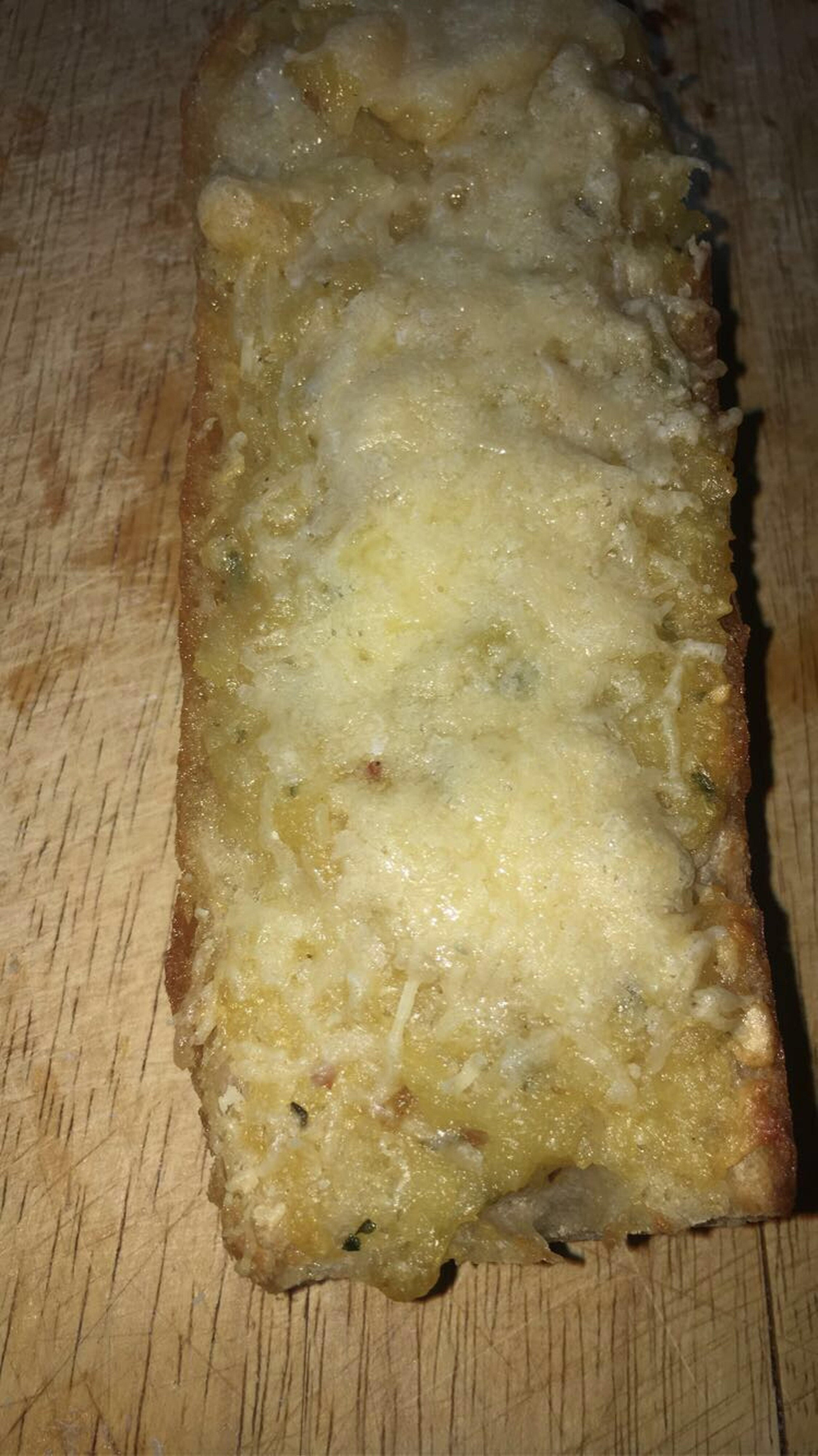 Wenn der Knoblauch fertig ist etwas auskühlen lassen und dann in die Buttermasse drücken, mit einer Gabel alles nochmal klein drücken. Die Baguette Stücke mit der Masse bestreichen und die eben verwendete Alufolie auf ein Blech geben. Für 15 Min. bei 180 Grad in den Ofen, (Ober- und Unterhitze) danach kommt der restliche Montello Käse auf die Stücke und nochmal 2 Minuten im Ofen schmelzen lassen. Mahlzeit!!