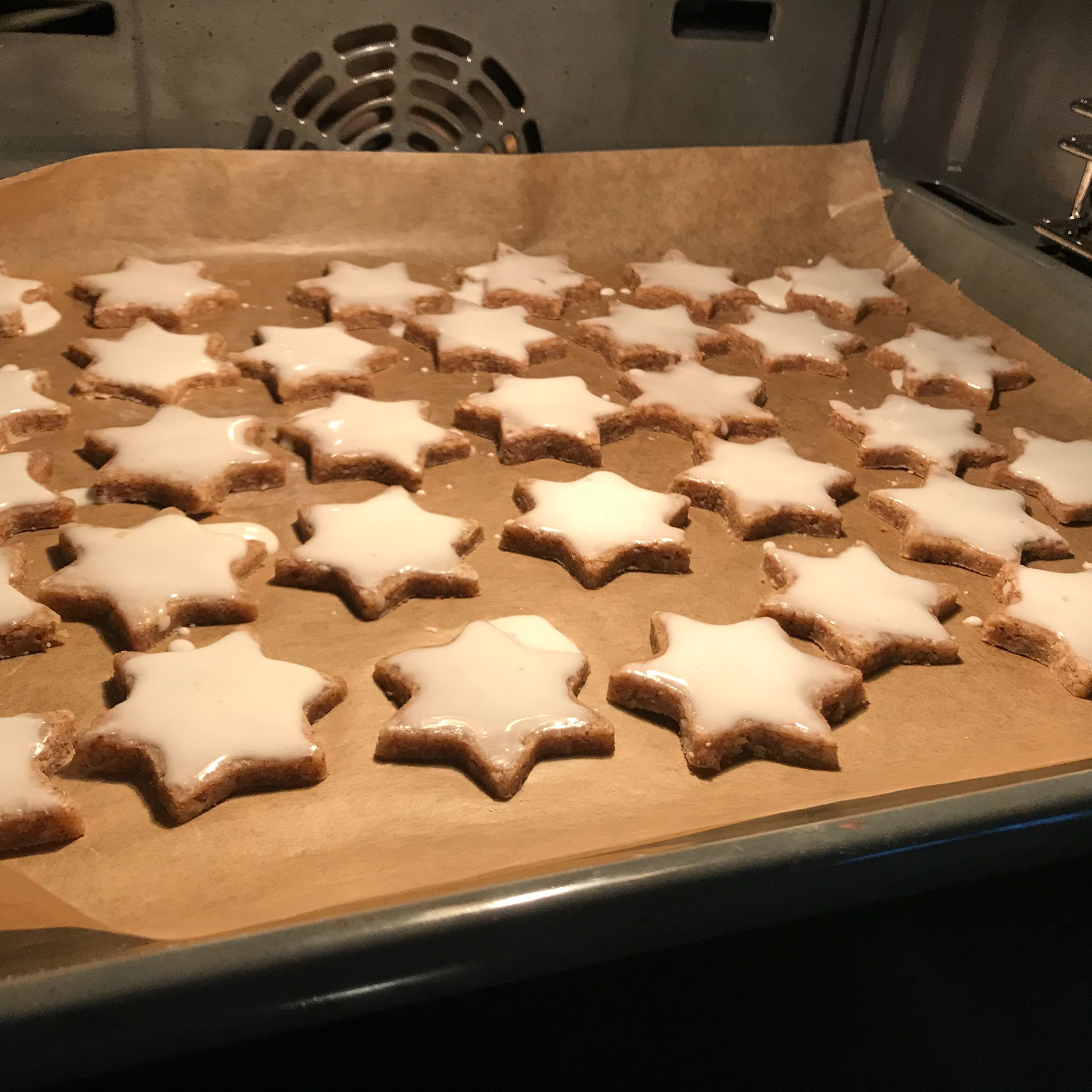 Add ground almonds, powdered sugar, and cinnamon to a bowl and stir together. Add egg white and almond extract and work into a dough. Roll out with a rolling pin on a surface dusted with flour. Press out star shapes.