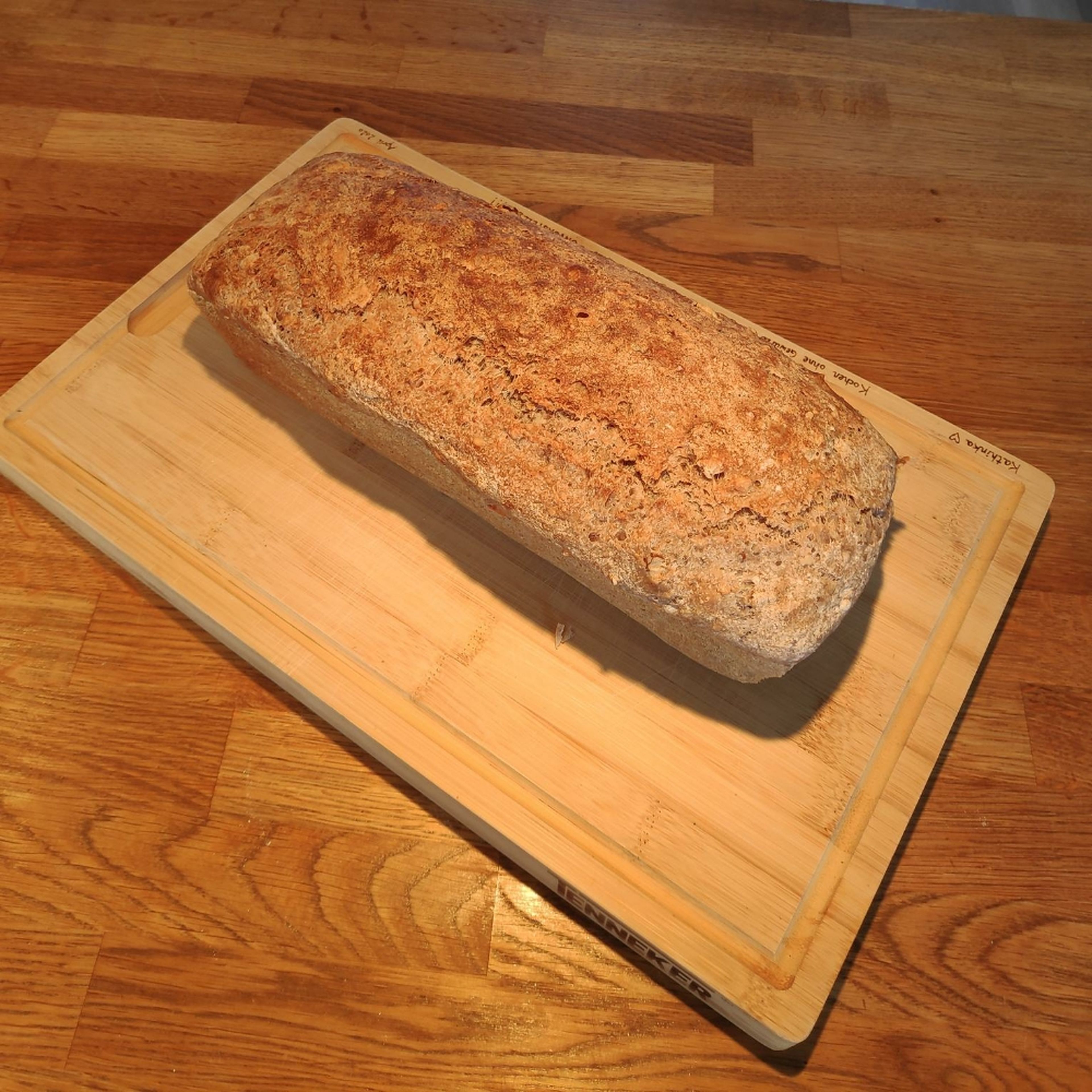 Das Brot nach dem Backen sofort aus der Form nehmen, damit es gut auskühlen kann. Danach kann dieses wunderbare Brot prima auch über mehrere Tage gegessen werden (falls es so lange halten sollte ;-).