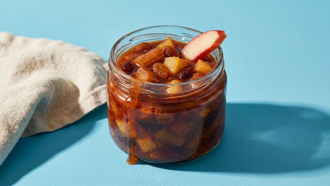 Rhabarber-Dattel-Chutney: süß-saurer Begleiter für Käse und Gegrilltes