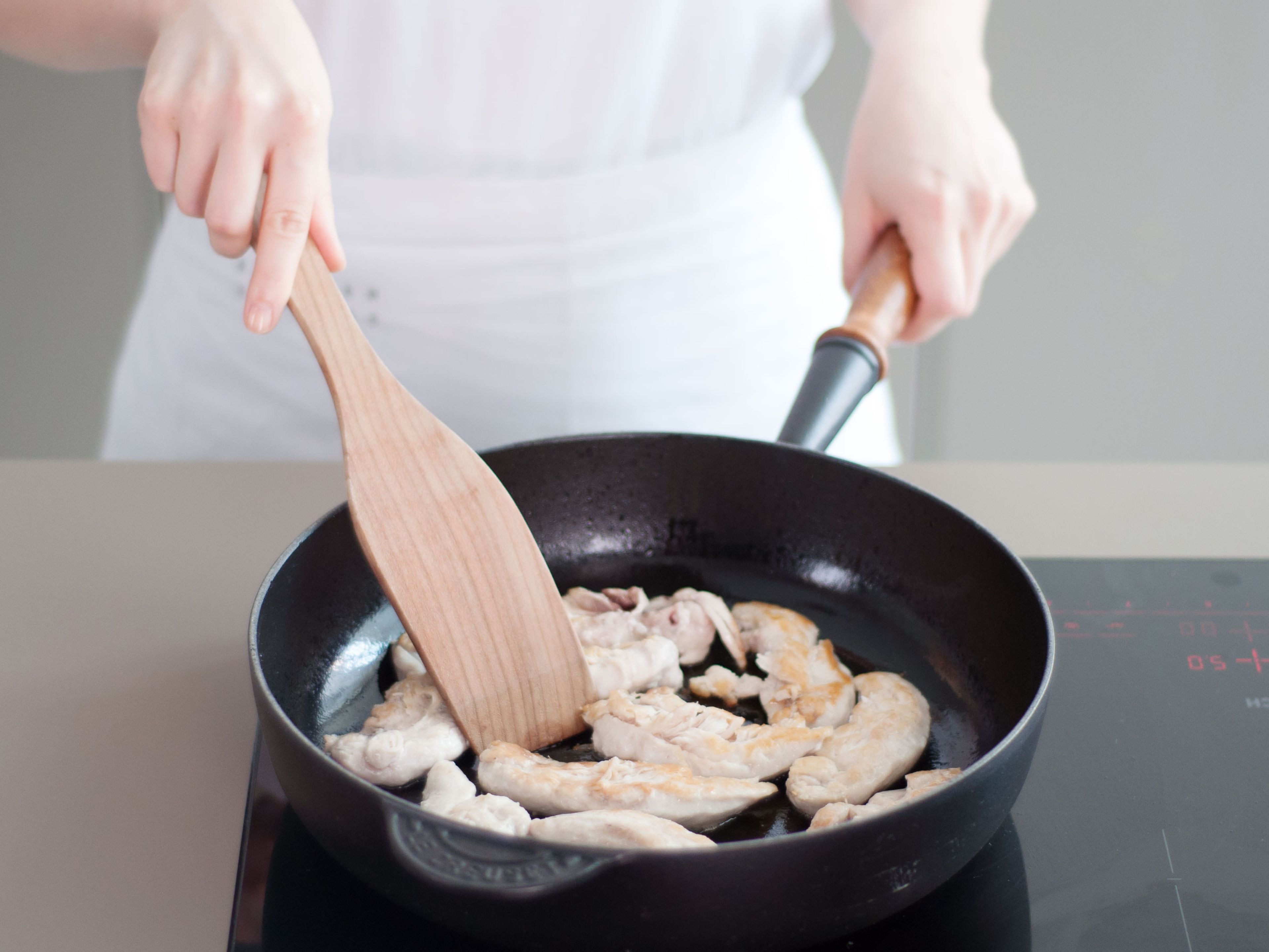 Heat half of the vegetable oil in a large skillet over high heat. Add chicken pieces and sauté for approx. 5 – 7 min. until golden. Transfer to a plate and set aside.