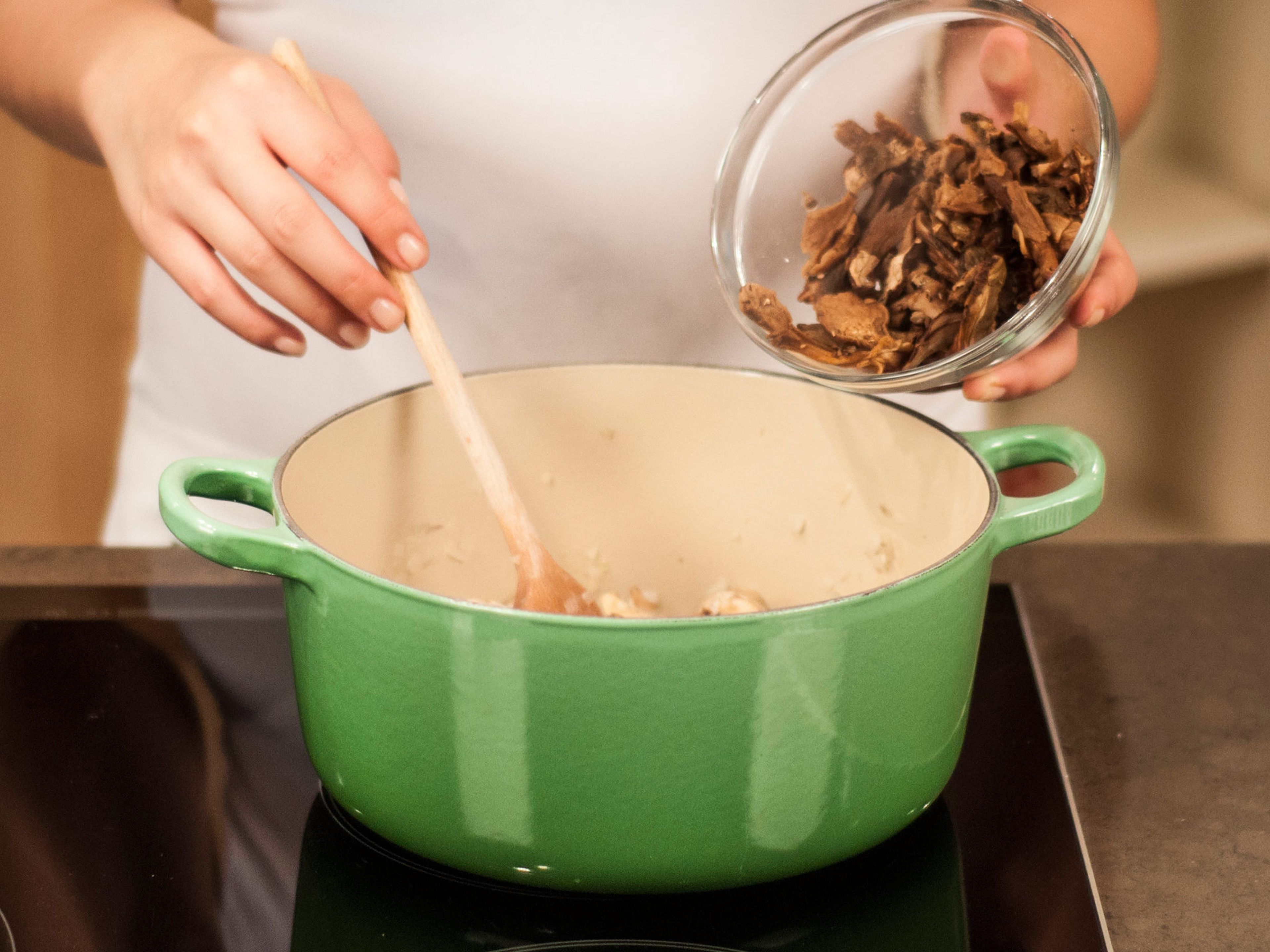Drain soaked mushrooms, make sure to keep the soaking liquid. In a saucepan, add two-thirds of the butter and sautée shallots and garlic until translucent. Add button mushrooms and dried mushrooms and continue sauteing for approx. 4 – 6min.
