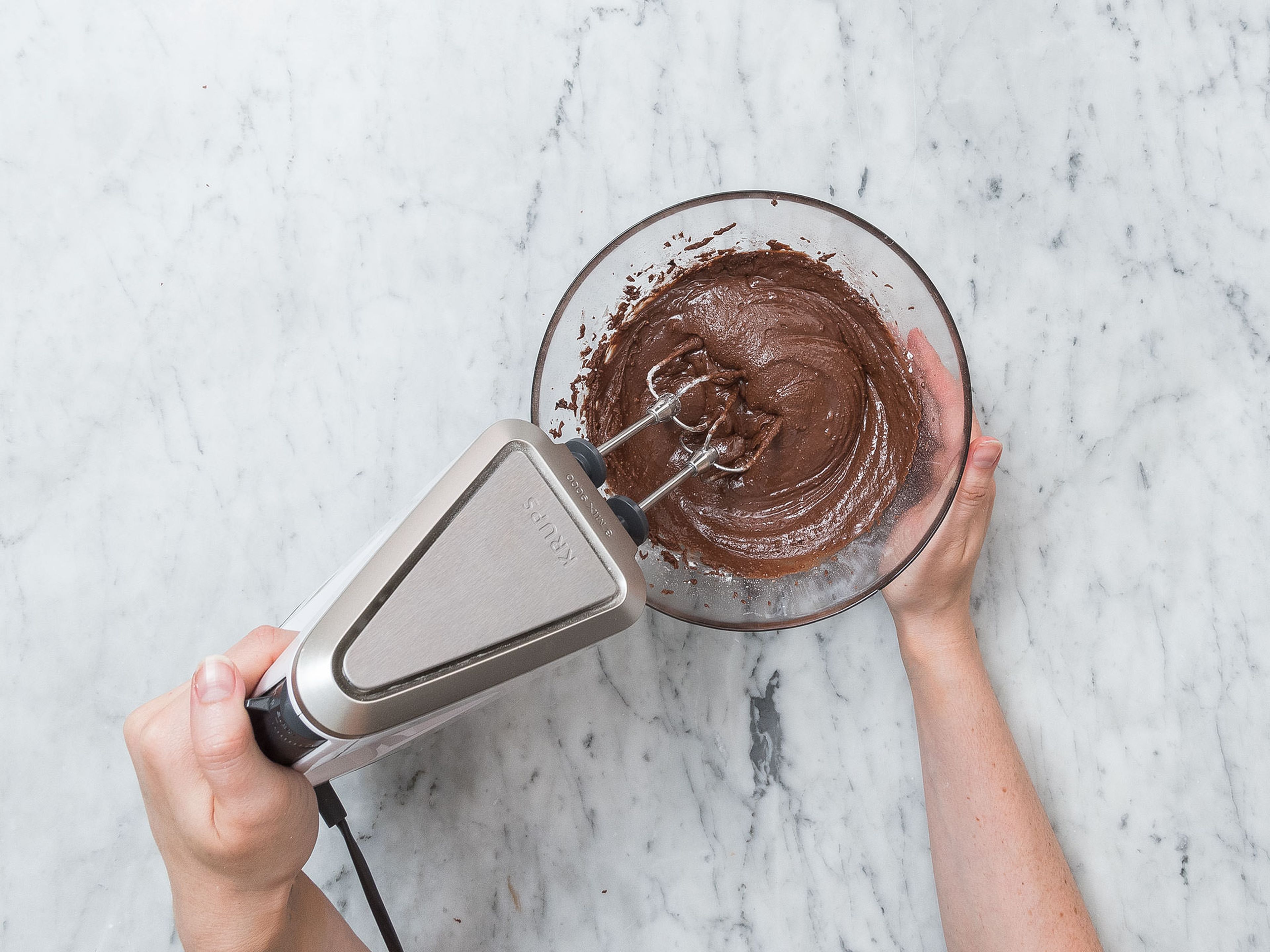 Transfer chocolate to a heatproof bowl set over a saucepan filled with simmering water, Melt chocolate, stirring occasionally. Allow to cool down for approx. 5 min. Add blended hazelnuts, melted chocolate, neutral oil, confectioner’s sugar, cocoa powder, and vanilla extract to a mixing bowl. Using a stand mixer or hand mixer with beaters, stir until combined. Transfer chocolate-hazelnut spread into a mason jar. Enjoy!