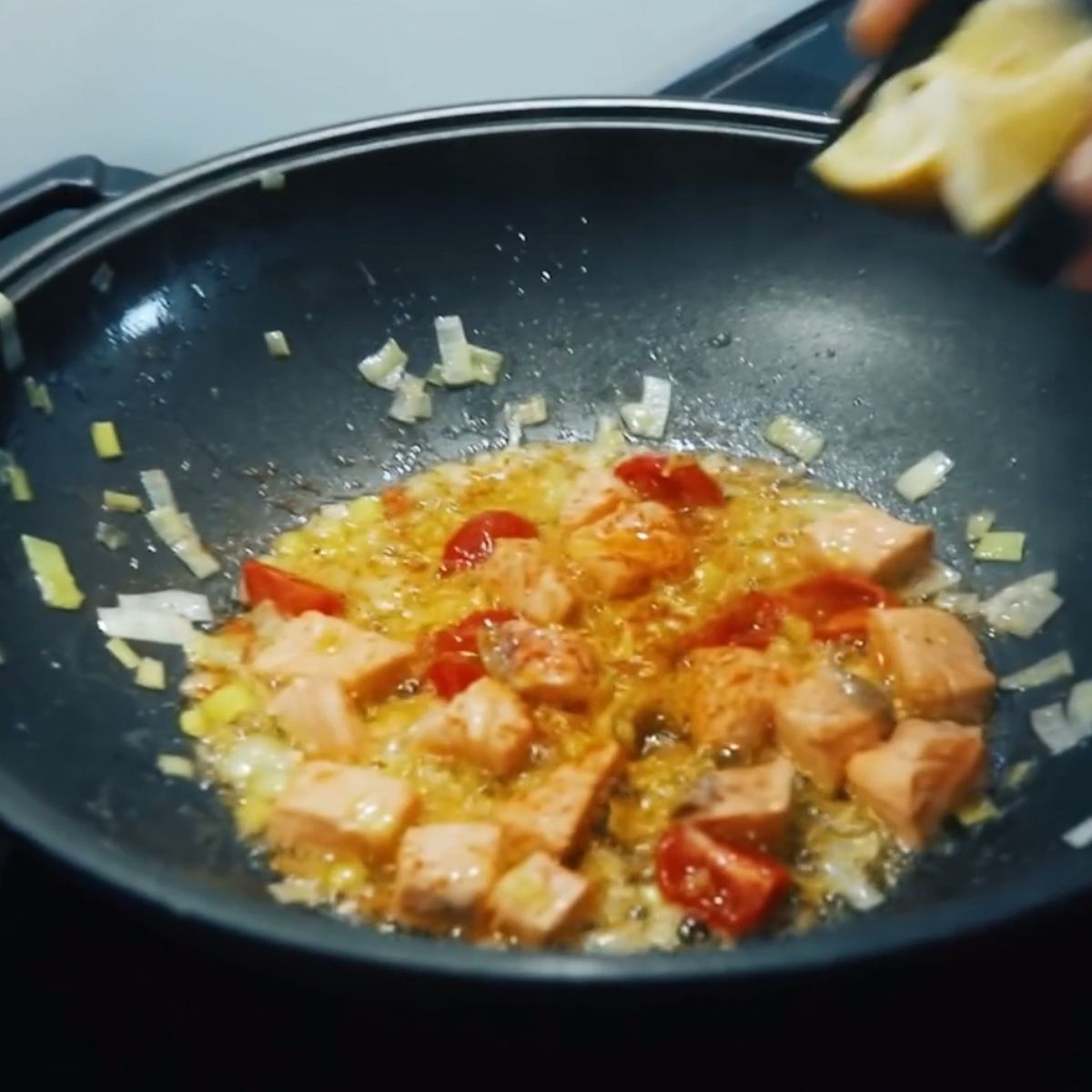 Tagliatelle mit Lachs und Butter-Zitronensoße | Rezept | Kitchen Stories