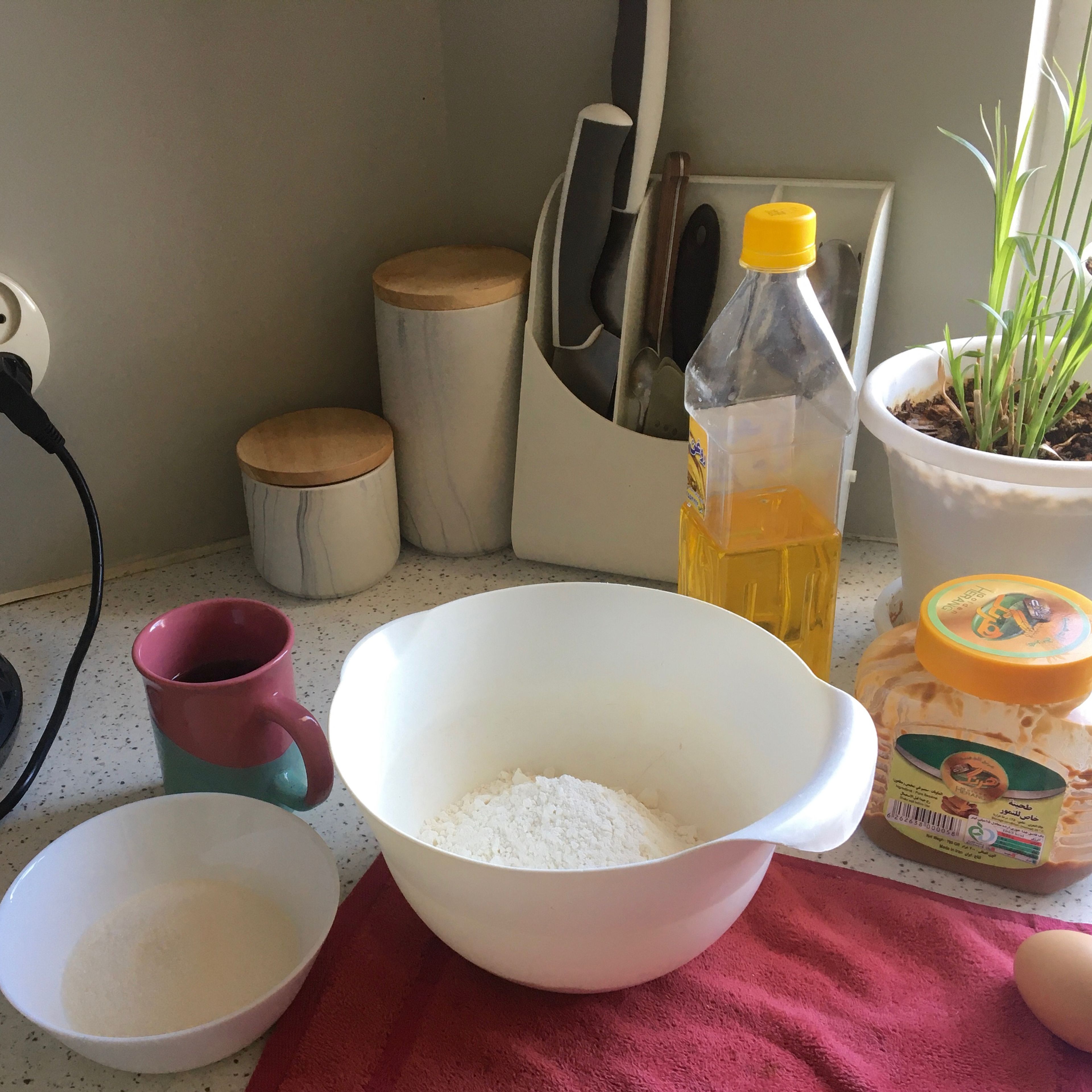 Heat the oven to 180 C. and prepare an springform pan. In a bowl, add the tahini, sesame oil, sugar, egg, coffee powder, salt and milk. Whisk until well combined.