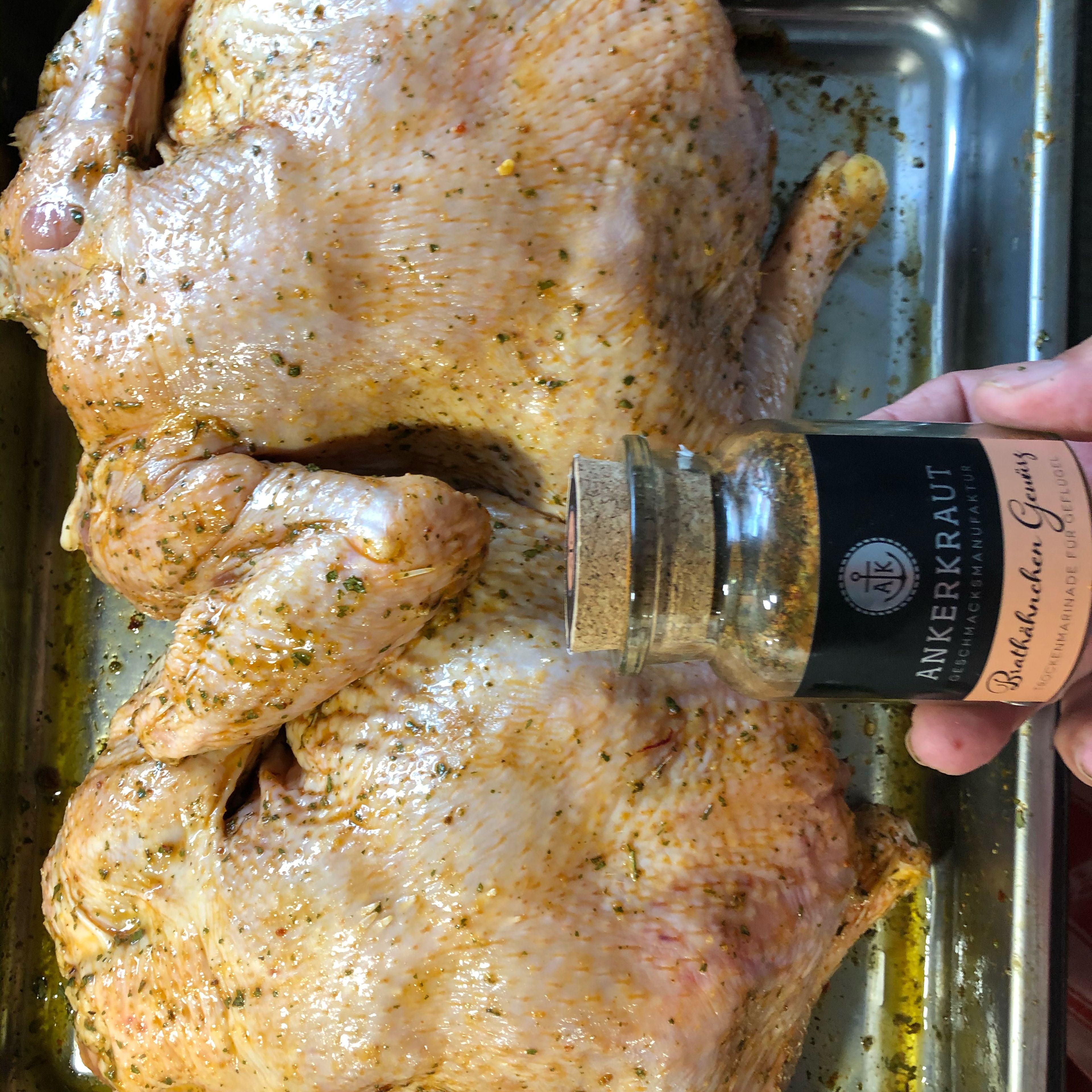Wenn die Hähnchen schön mit Olivenöl eingerieben wurden, danach mit Ankerkraut Brathähnchen Gewürz einreiben