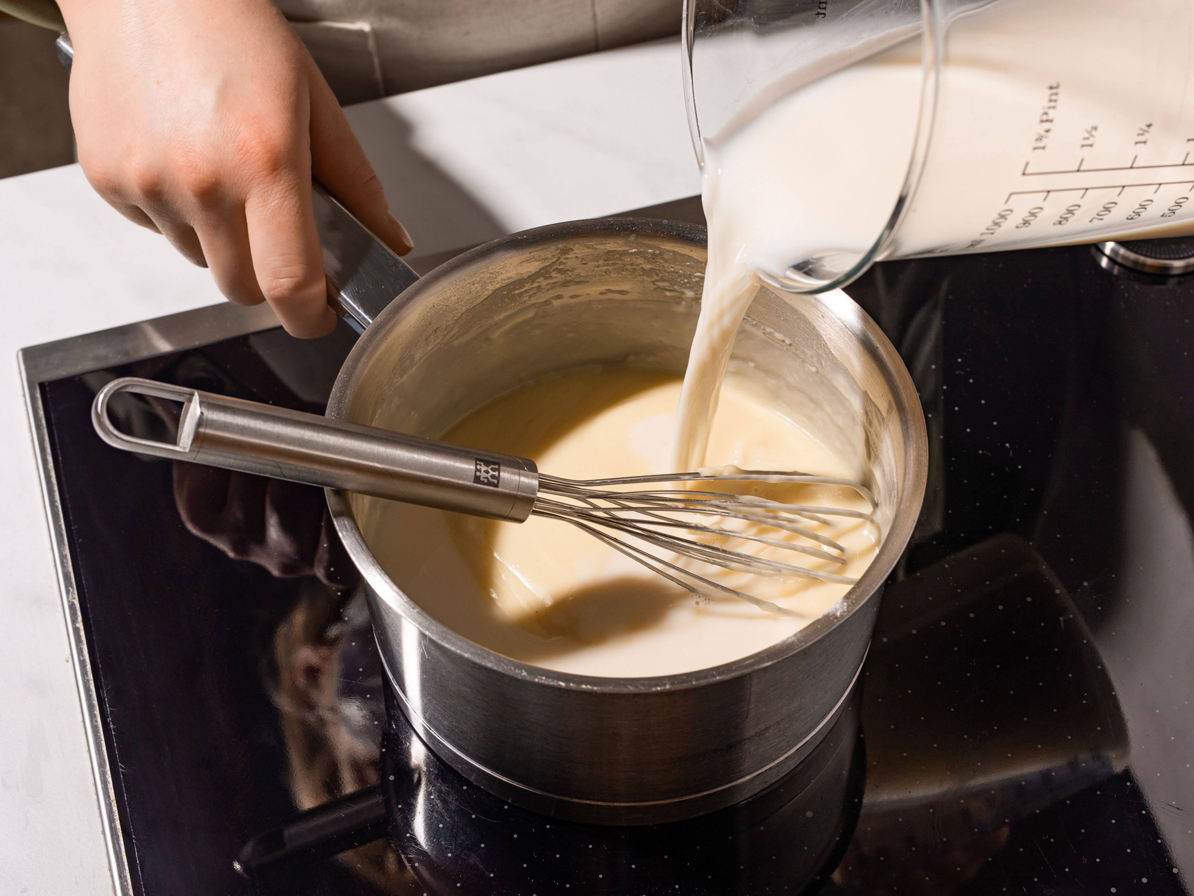 For the béchamel sauce, melt margarine in a small saucepan, add flour and whisk for approx. 1-2 min. Add a little almond milk, stirring, until the mixture is creamy and then gradually stir in remaining milk. Bring to a boil, until the sauce thickens and then season with salt and nutmeg.
