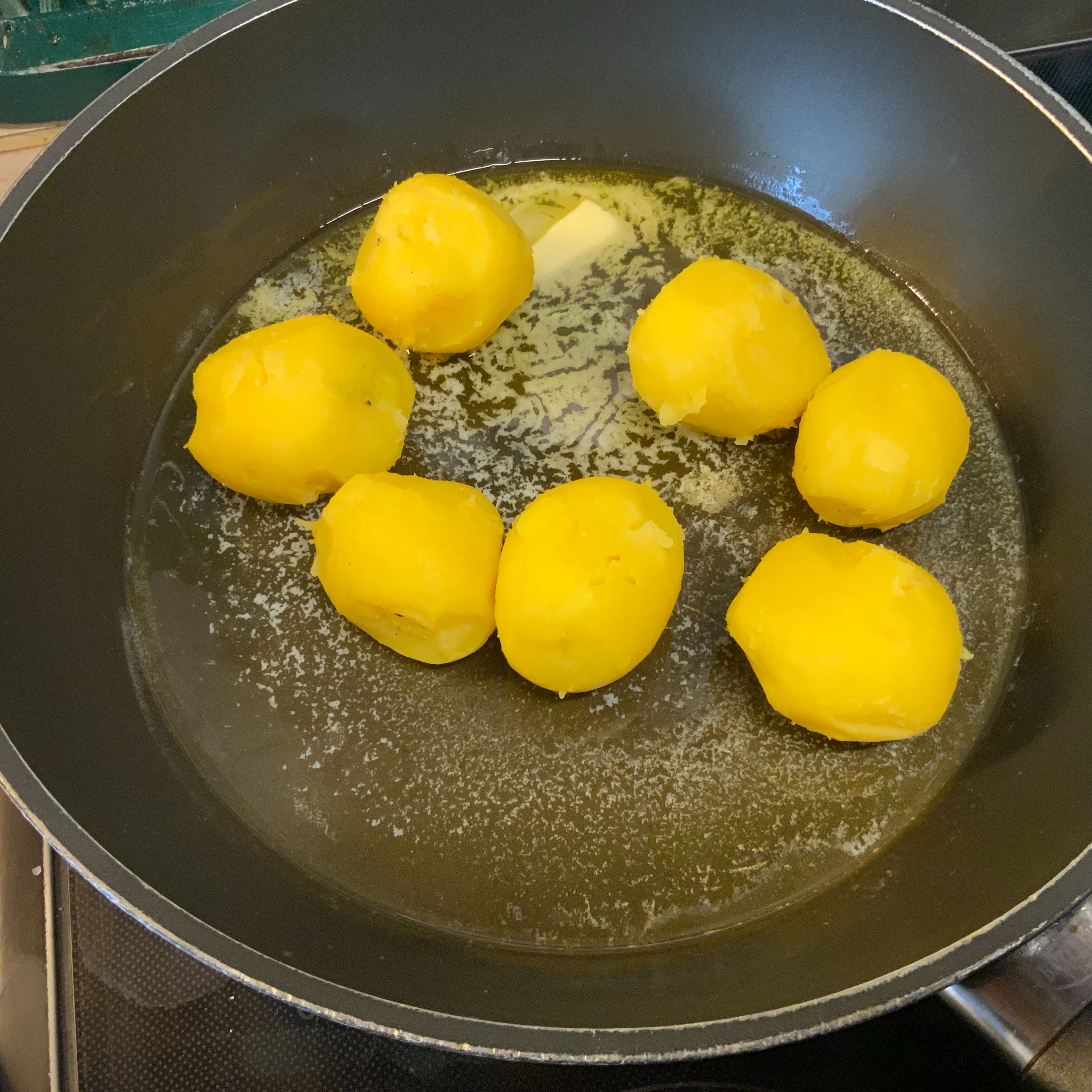 Die Butter in einer Pfanne schmelzen, die Kartoffeln reingeben und kurz erwärmen bzw. warm halten. Die Kartoffeln in der Butter wälzen.