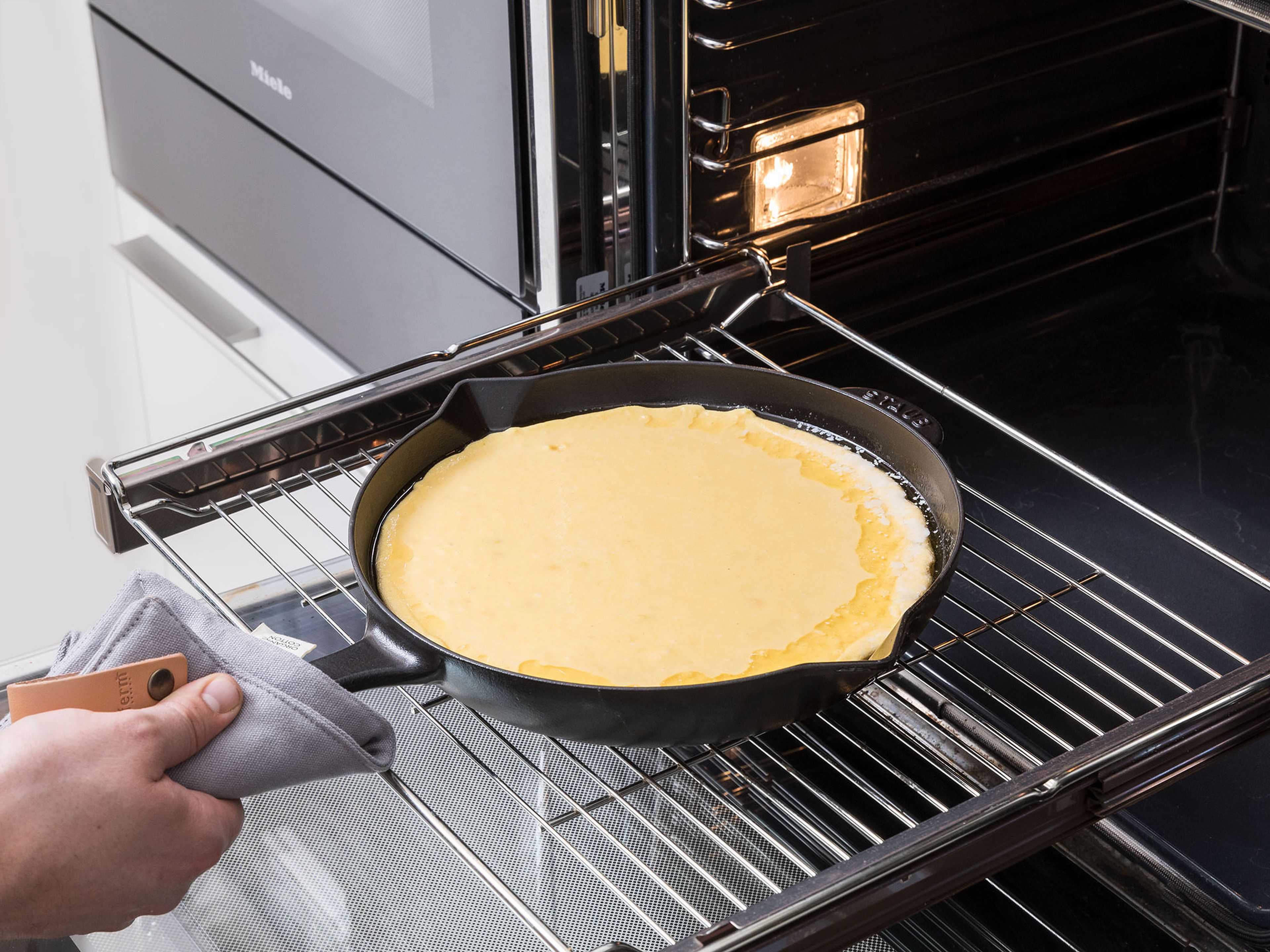 Zwei Drittel der Öl-Butter-Mischung aus der gusseisernen Pfanne in die Maisgrieß-Buttermilch-Mischung geben, den Rest in der Pfanne lassen. Pürierten Mais, restliche Maiskörner, Eier, Backpulver, Backnatron und Salz ebenfalls in die Schüssel geben und vermengen. Den Teig in die heiße gusseiserne Pfanne geben und bei 230°C ca. 20 Min. backen, oder bis die Ränder goldbraun sind und die Oberfläche leichte Risse bekommt. Das Maisbrot aus dem Backofen nehmen und in der Pfanne abkühlen lassen.
