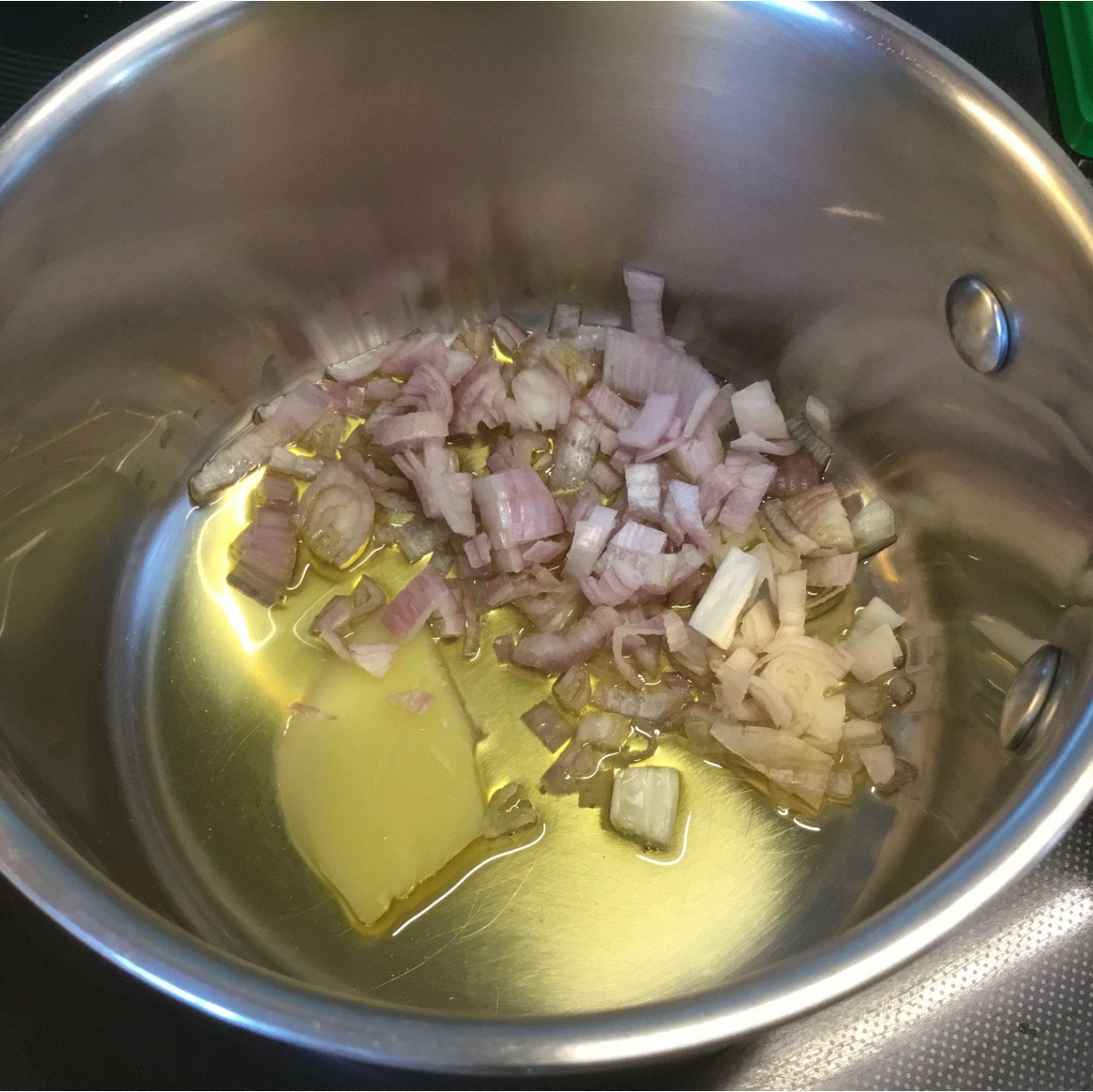 Für das Sauerkraut eine viertel Zwiebel in einem Castrol (Stieltopf) sanft andünsten und die fein geschnittenen Speckscheiben kurz mitrösten.