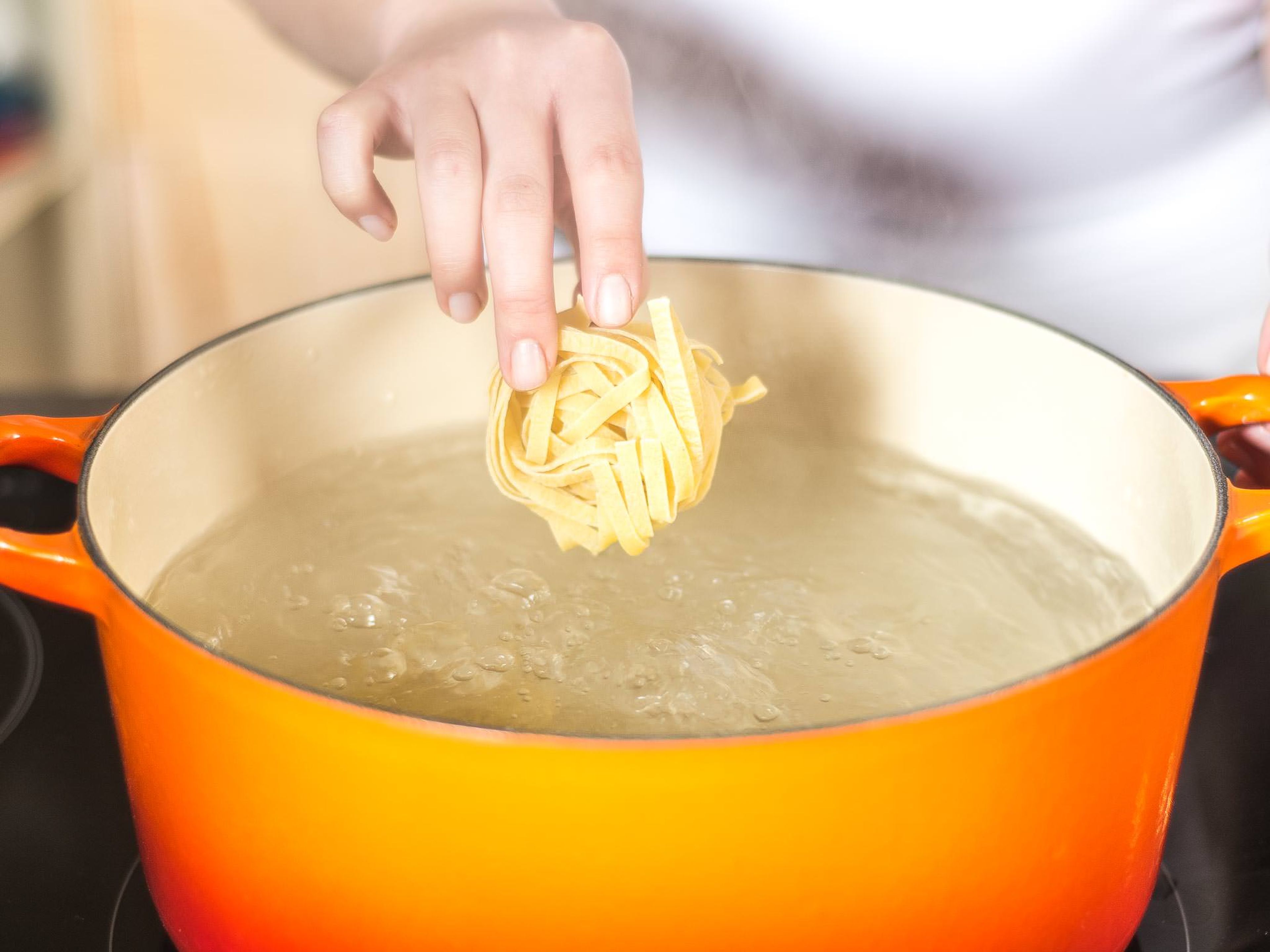 Pasta in reichlich siedendem Salzwasser nach Packungsanweisung ca. 10 Min. al dente kochen. Anschließend abgießen, etwas Nudelwasser auffangen und beiseitestellen.