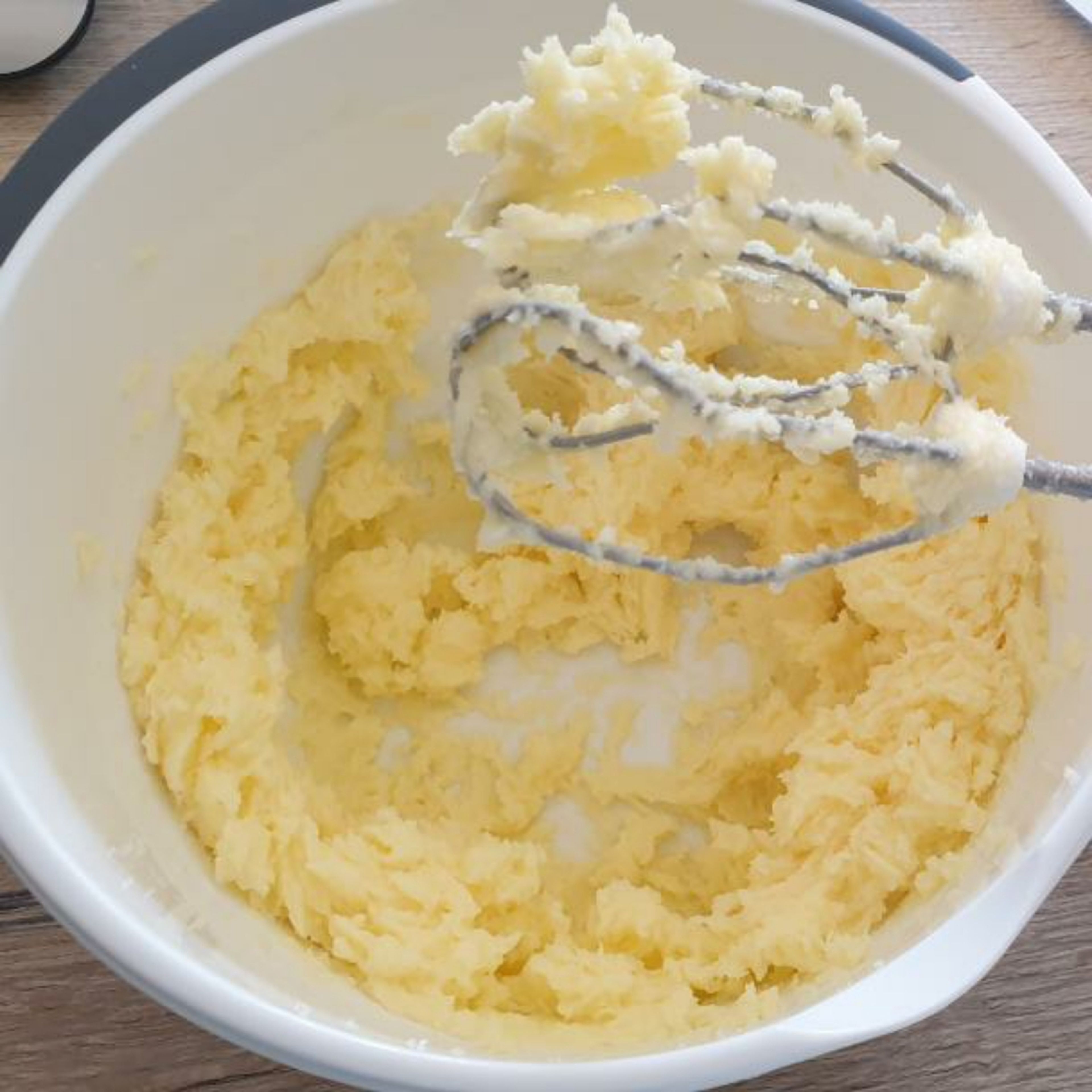 200g weiche Butter cremig rühren. Zucker hinzugeben, verrühren. 1 Ei dazu geben und mind. 3 min zu einer glatten Masse verrühren.
