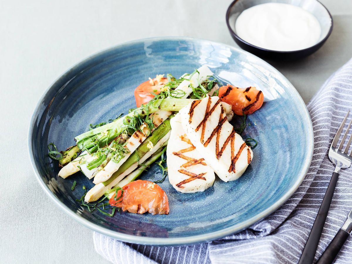 Grilled halloumi and vegetables with Lebanese garlic sauce | Recipe | Kitchen Stories