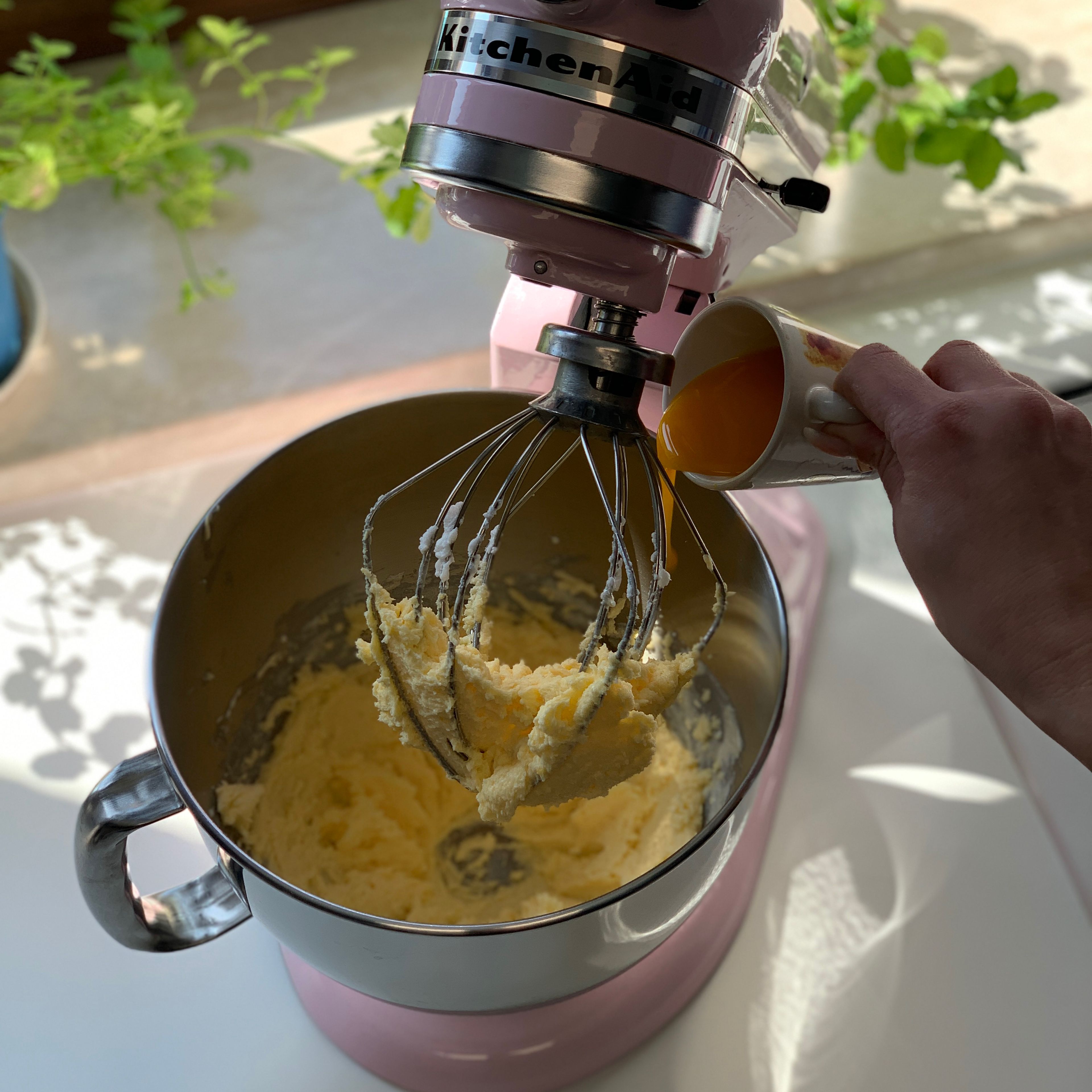 Butter und eine Prise Salz hinzufügen und rühren. ￼ Anschließend den Eierlikör dazugeben. 