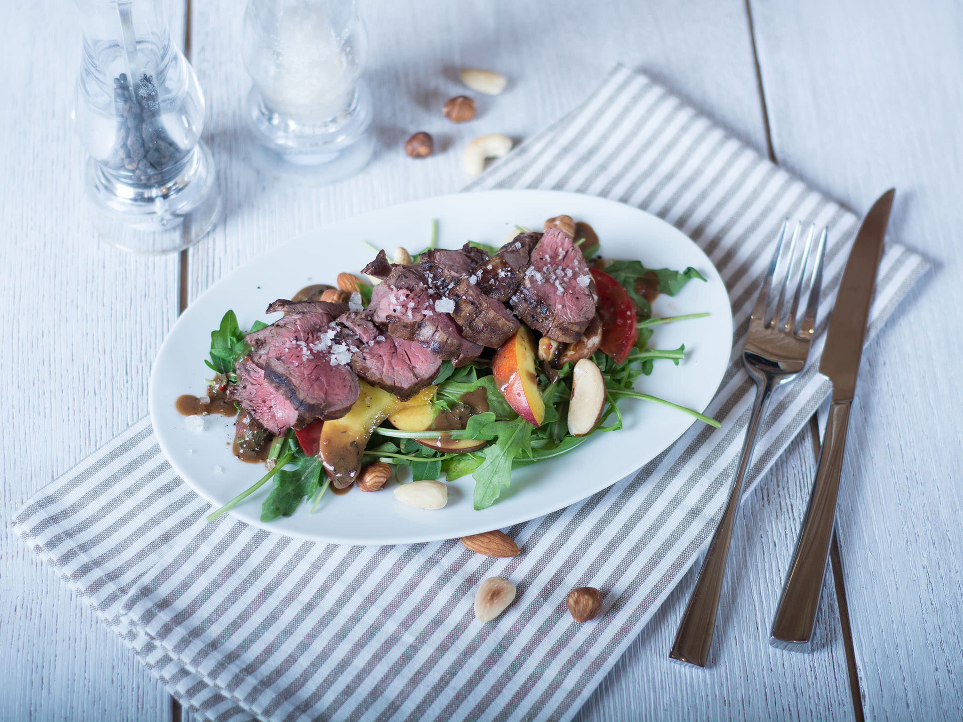 Sommersalat mit Steak und Nektarinen