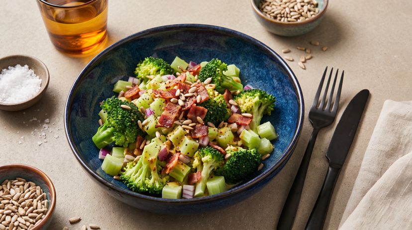 Knackiger Brokkolisalat mit knusprigem Bacon