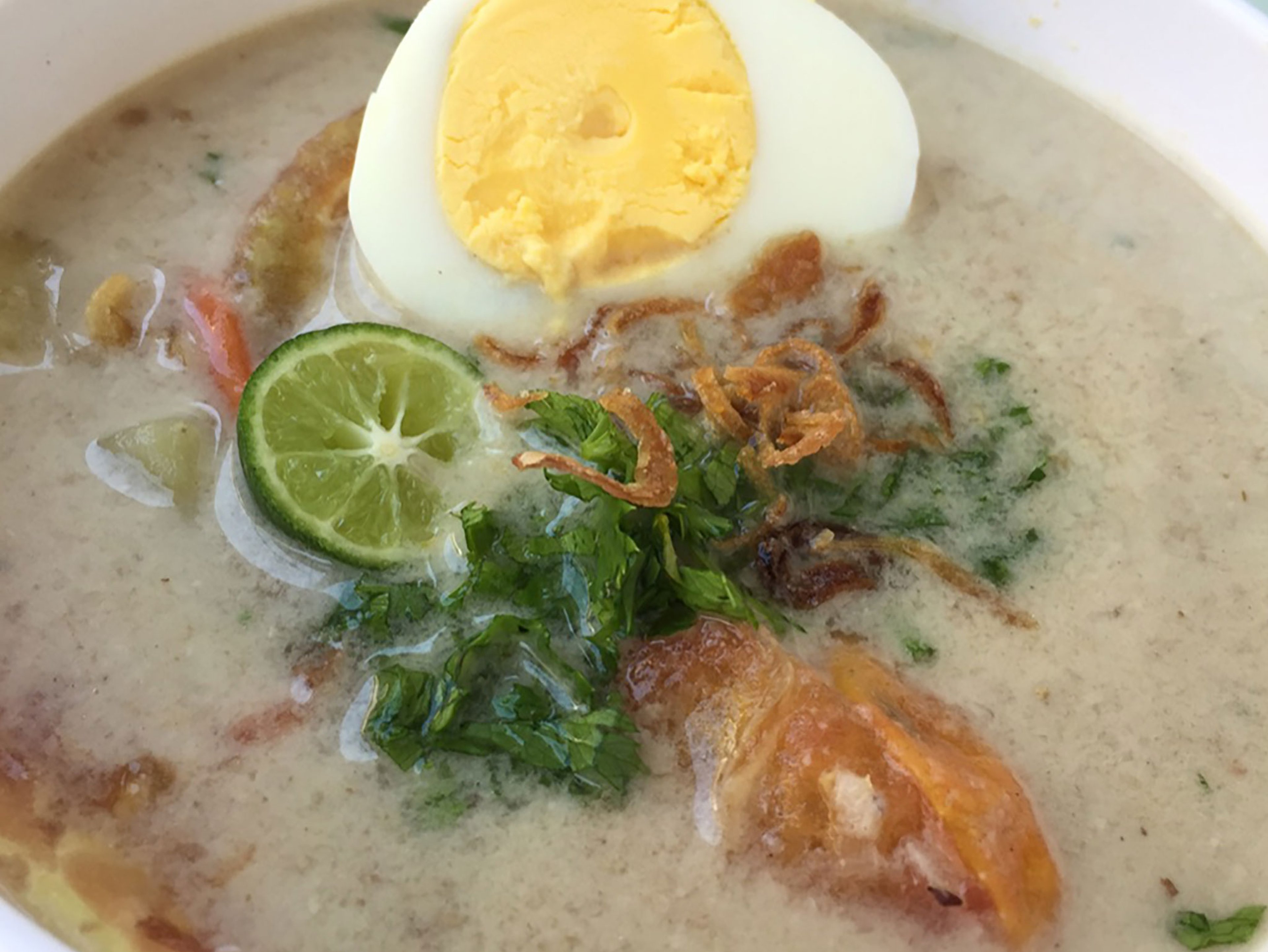 Soto Betawi (indonesische Rindfleischsuppe)