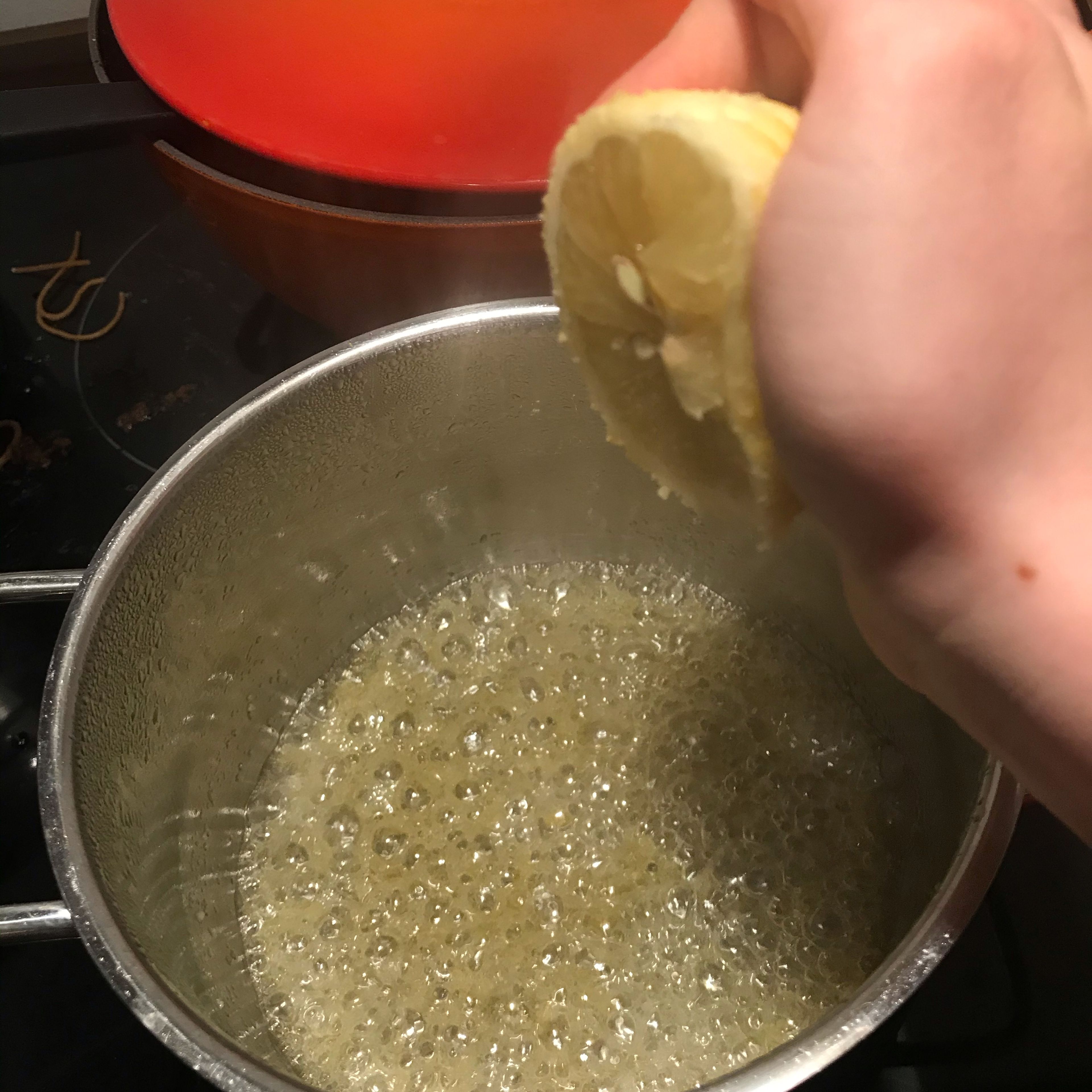 Zitronensaft dazugeben weitere 5 Minuten köcheln lassen.￼