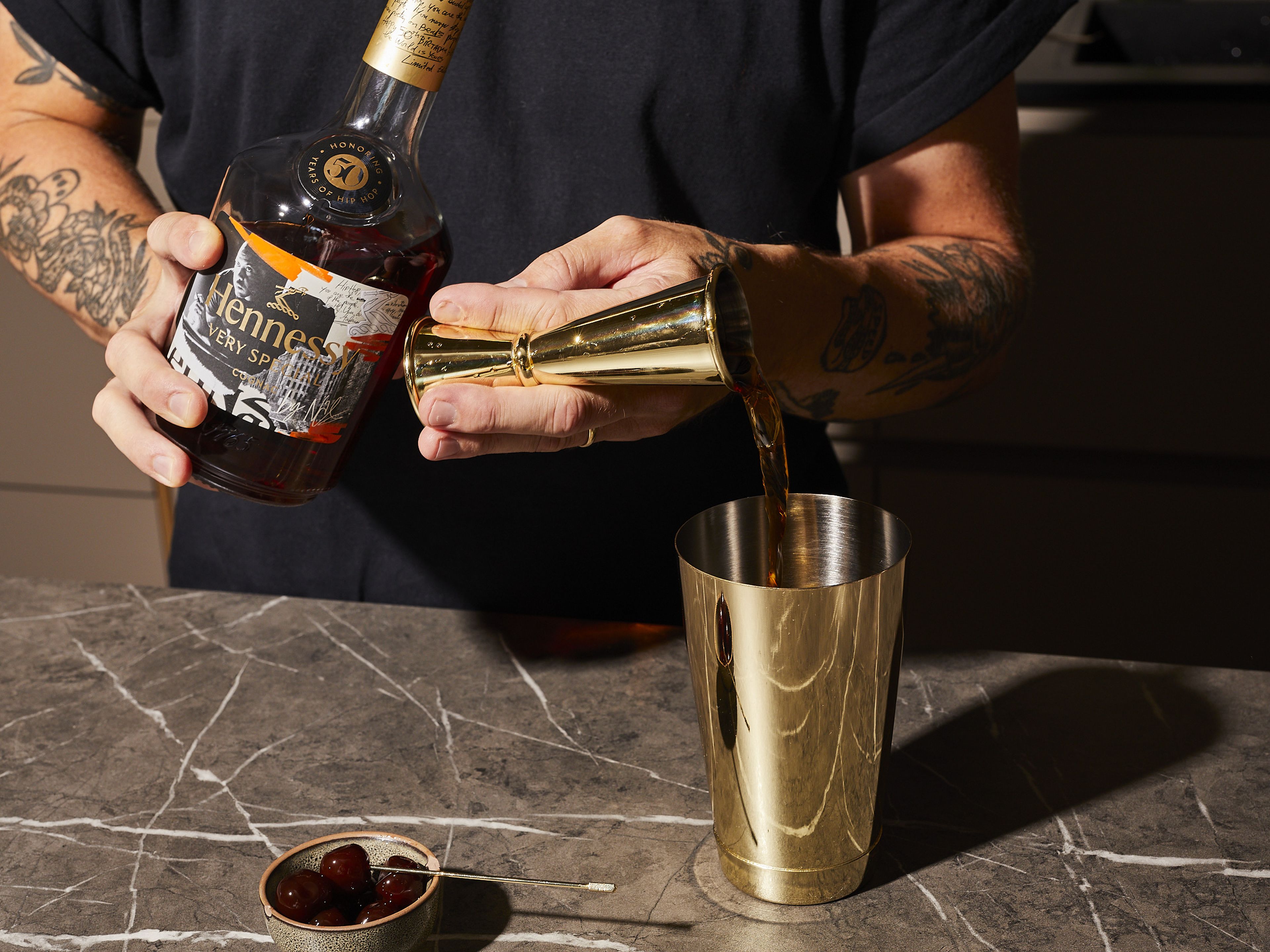 Hennessy V.S und Amaretto in einen Cocktailshaker geben.