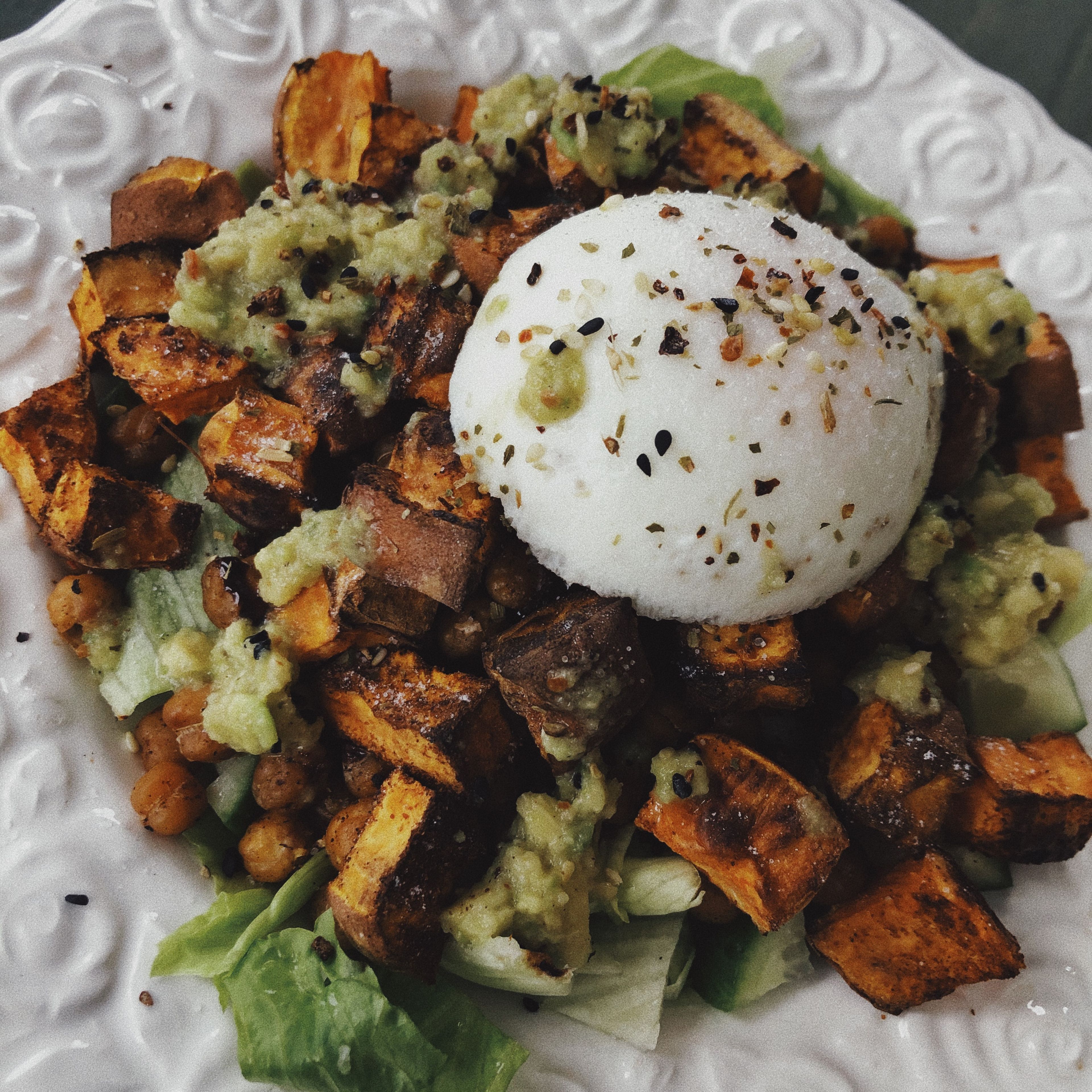 Süßkartoffel- Kichererbsen Salat mit Ei und Avocado