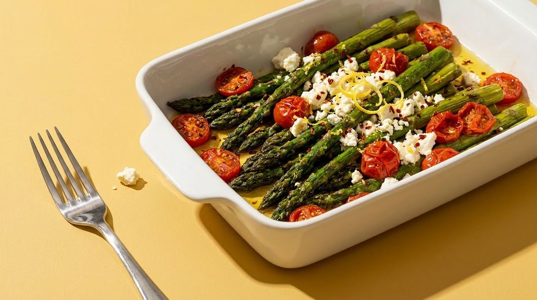 Gebackener grüner Spargel mit Kirschtomaten und Feta