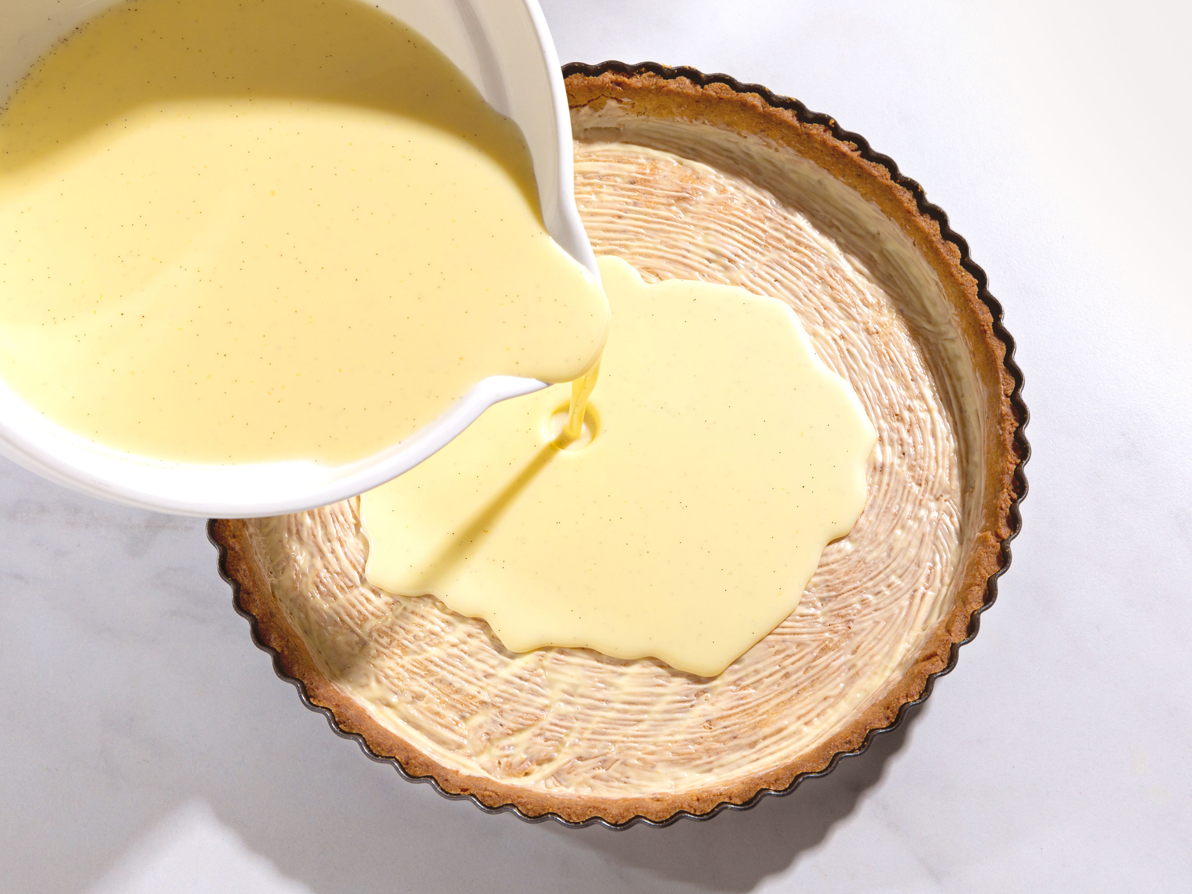 Mix the remaining cream with the sweetened condensed milk in a bowl. Pour the vanilla cream through a fine sieve into the cream and condensed milk mixture and stir everything together. Pour the panna cotta onto the cooled tart base and refrigerate for at least 3 hours.