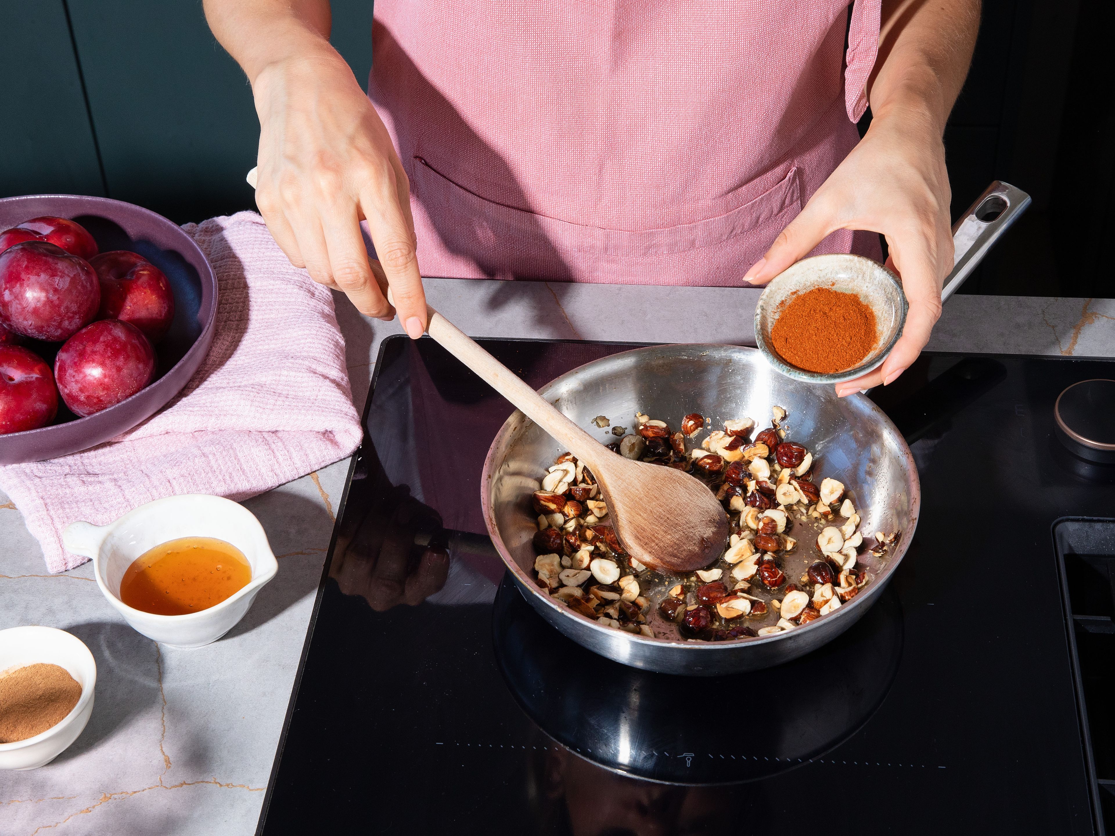 Roughly chop hazelnuts. Toast in pan with oil for approx 2–3 min until fragrant. Add cinnamon, smoked paprika powder, some honey, and pinch of salt; toss briefly. Set aside and let cool.